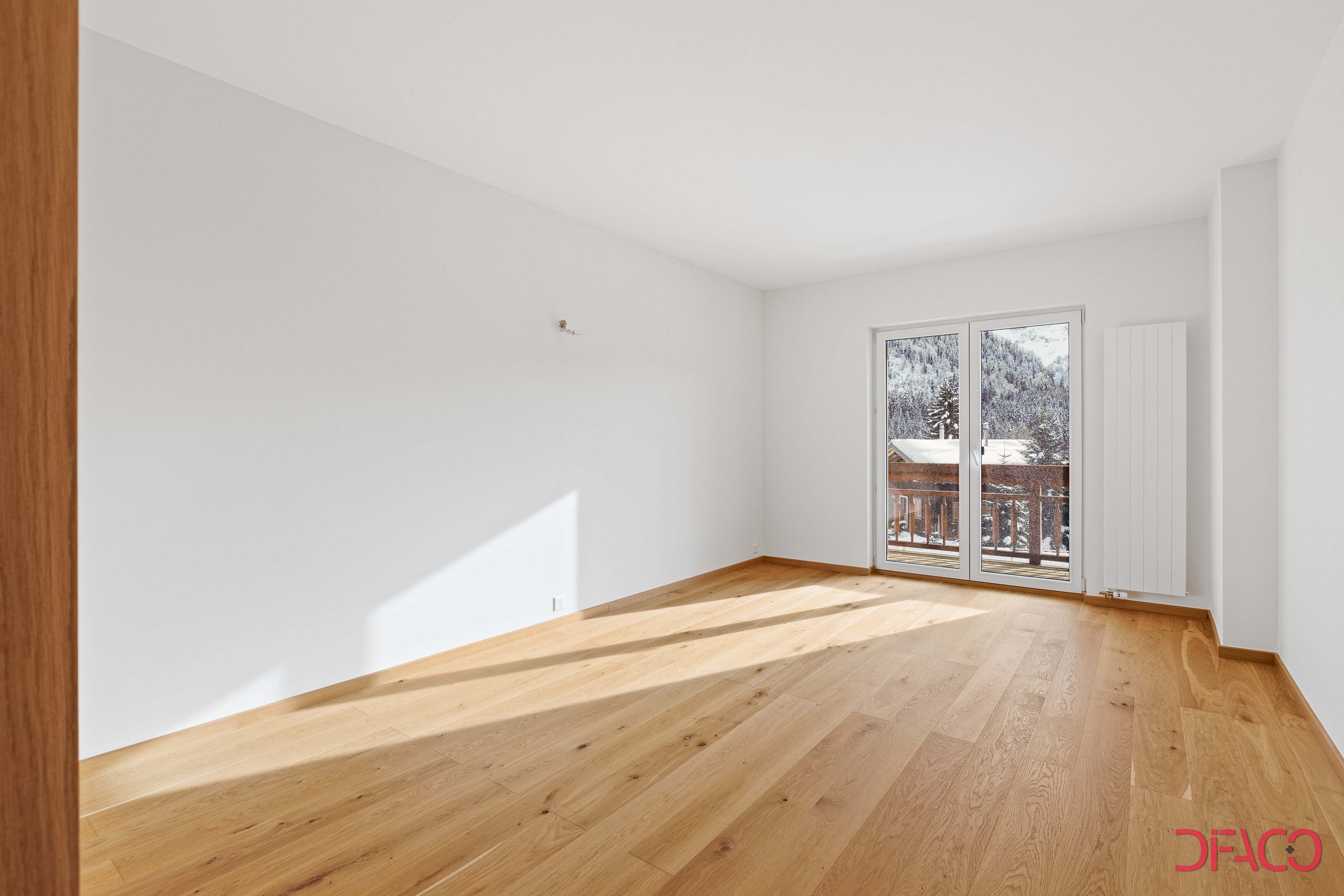 Heller leerer Raum mit Balkonblick