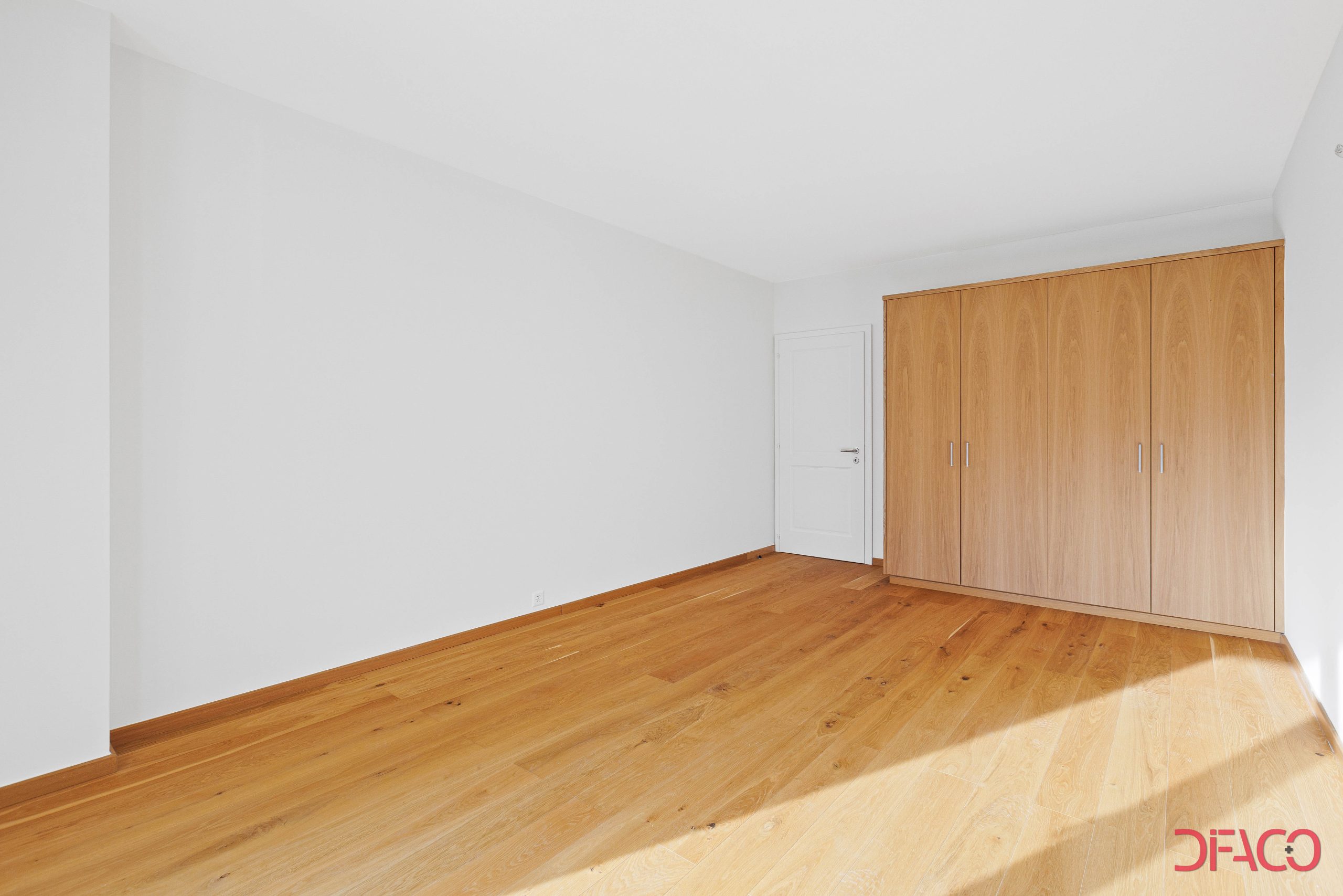 Helles, leeres Schlafzimmer mit Einbauschrank