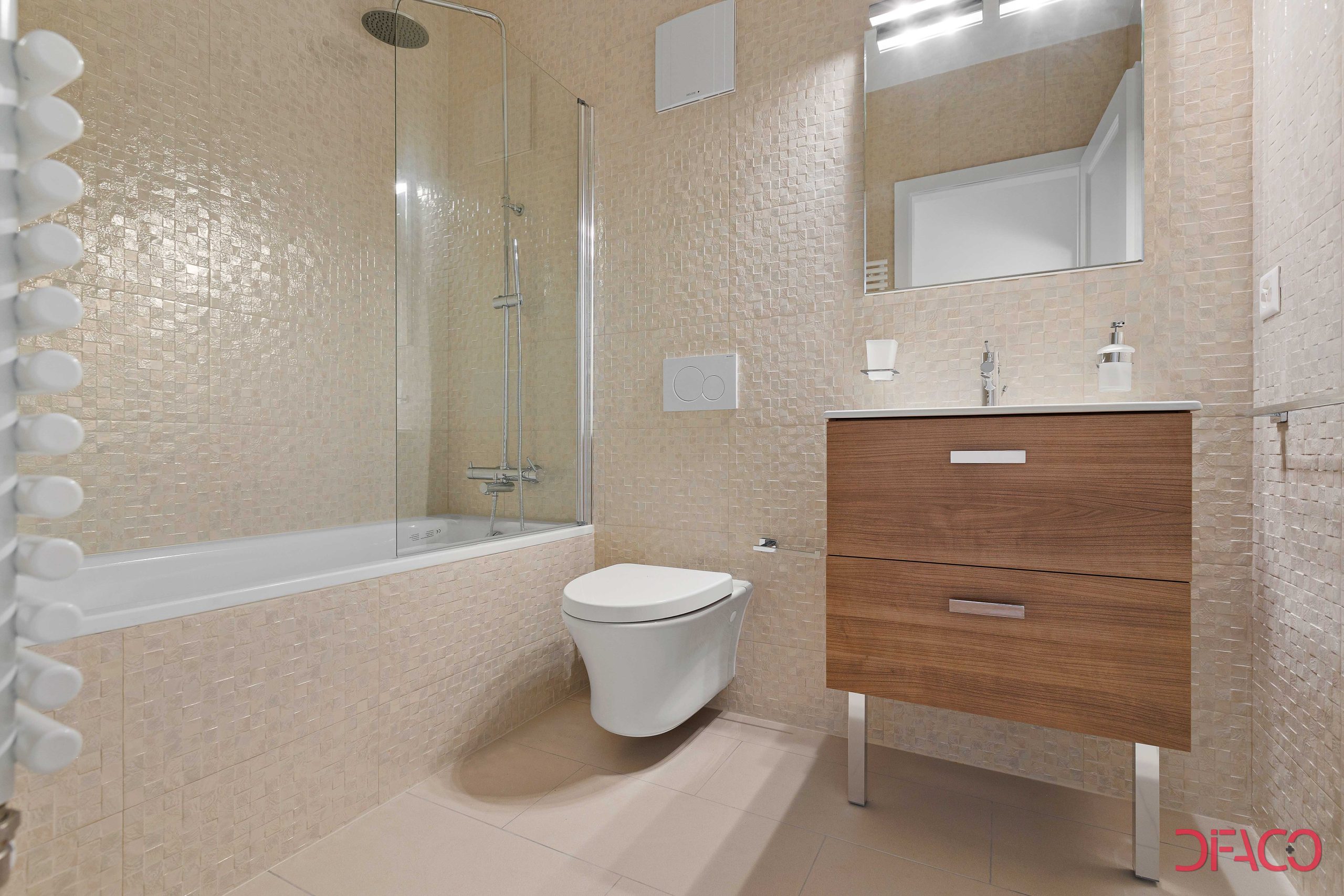 Modernes Badezimmer mit Badewanne und Waschtisch