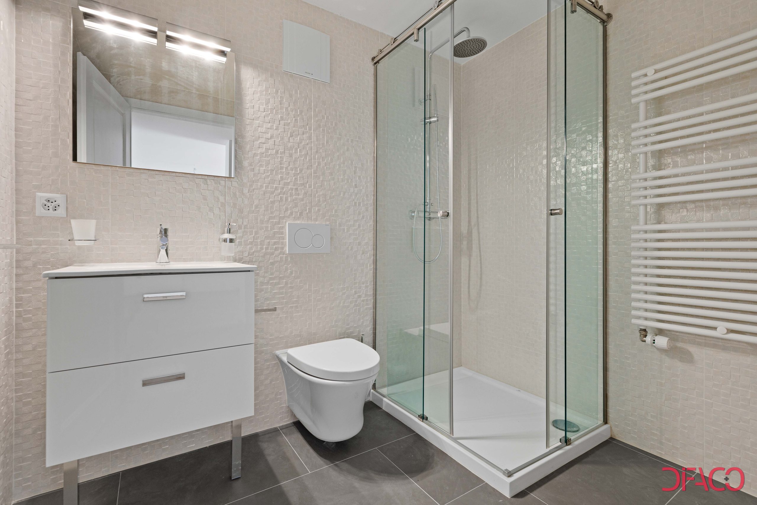 Modernes Badezimmer mit begehbarer Dusche