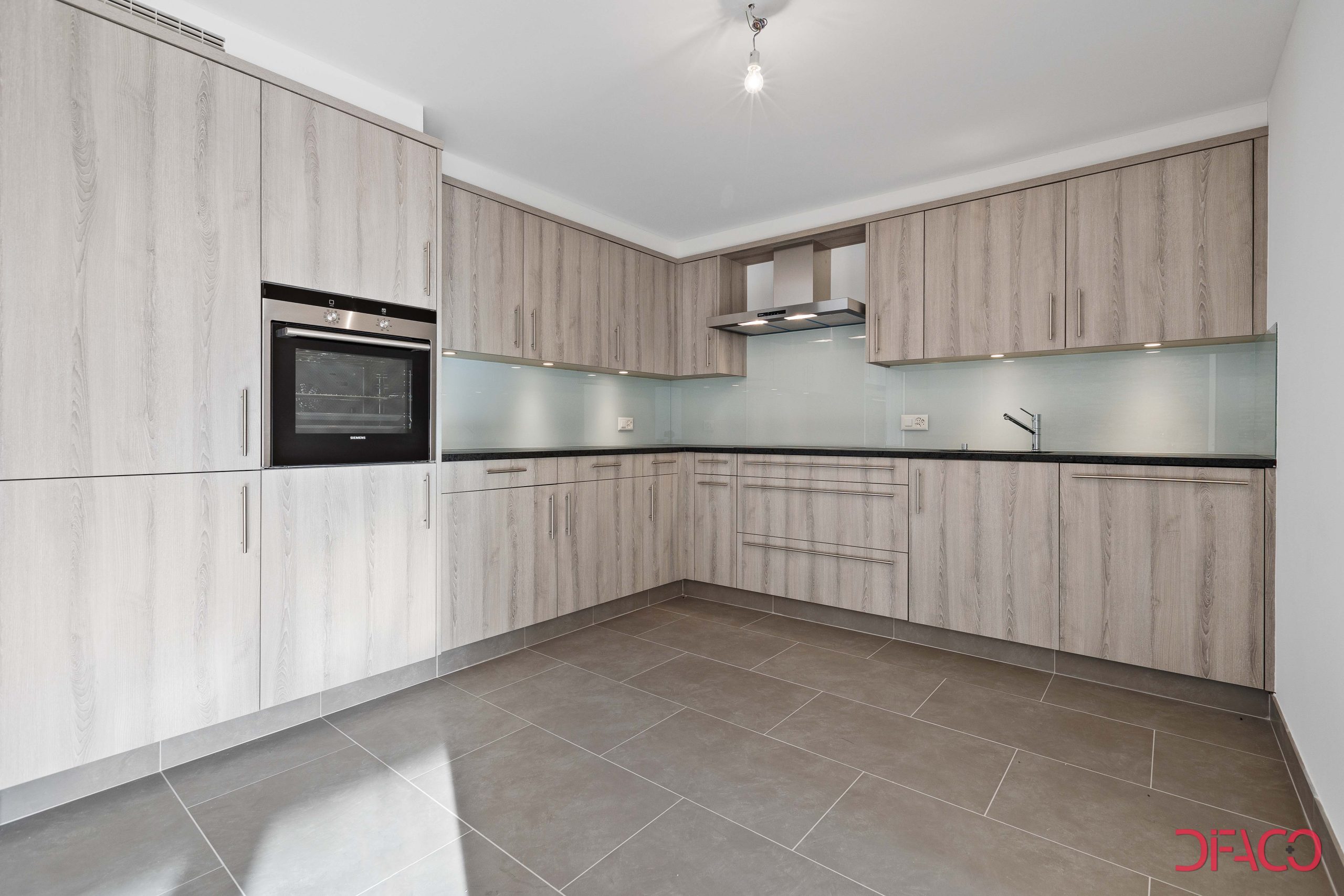 Moderne Einbauküche in hellem Holzdekor