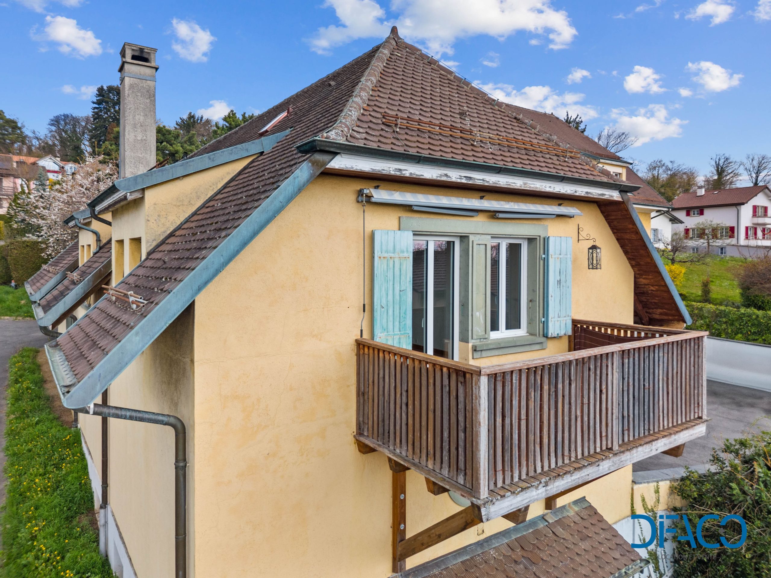 Außenansicht eines Hauses mit Balkon