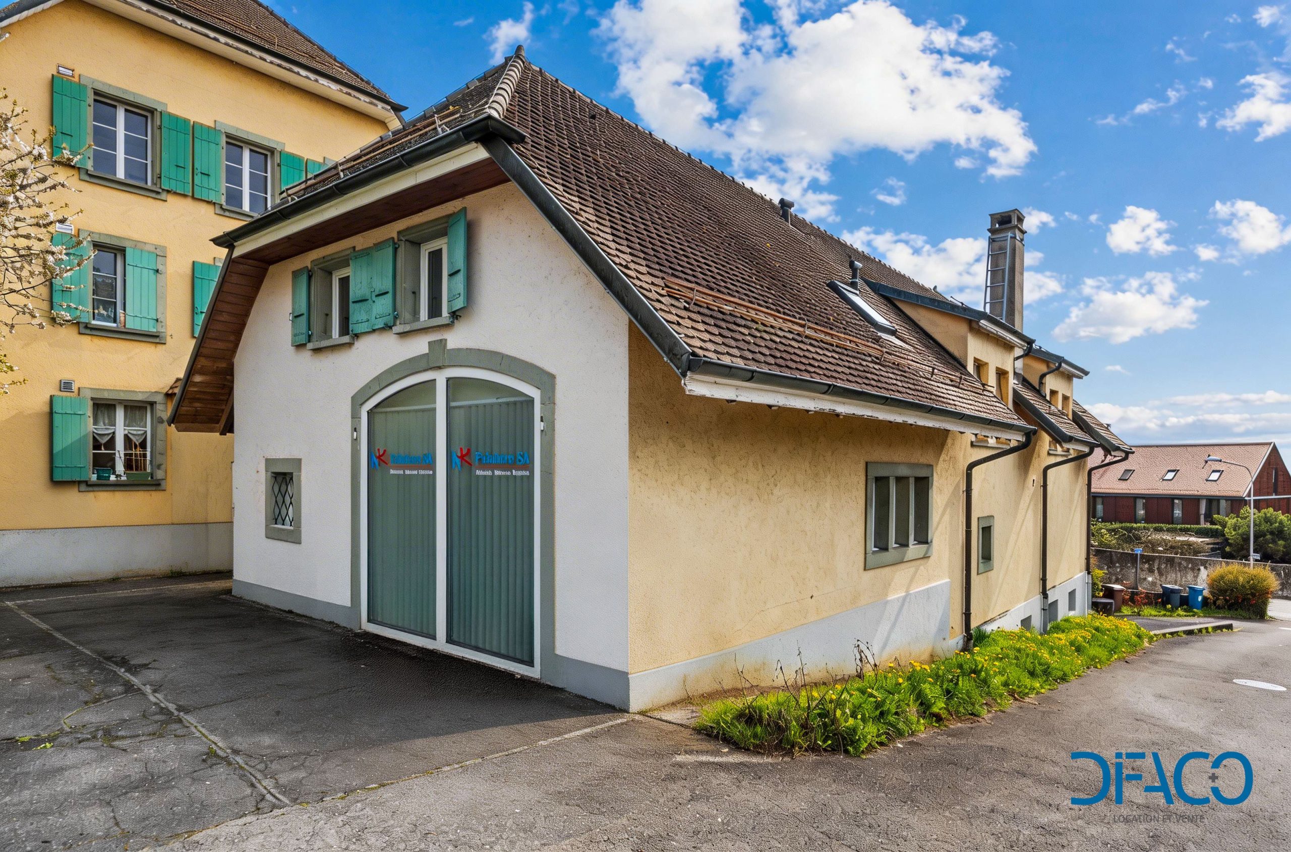 Außenansicht eines Wohngebäudes mit Dach und Hof