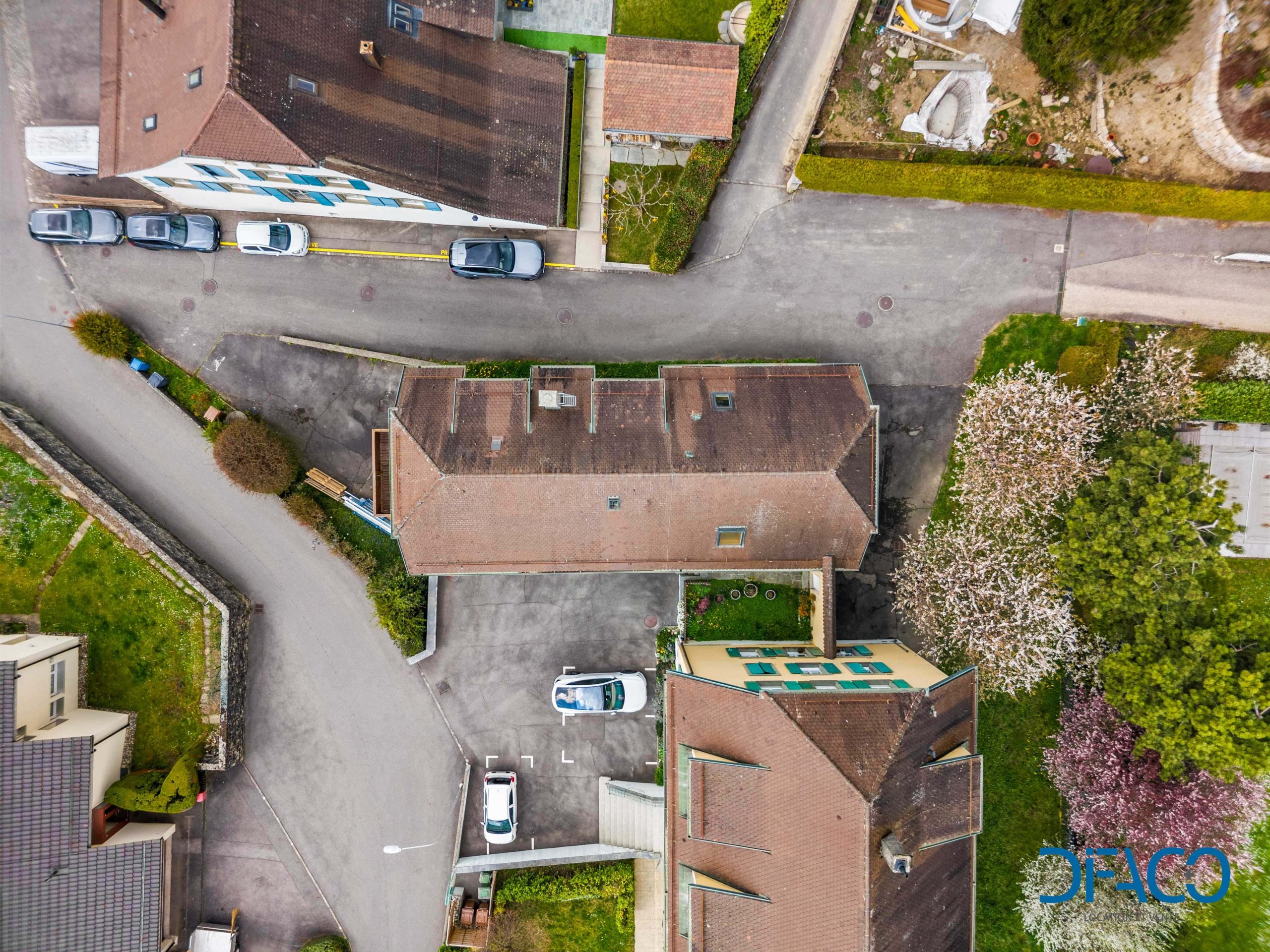 Luftaufnahme eines Wohnquartiers mit Häusern, Straßen und Gärten