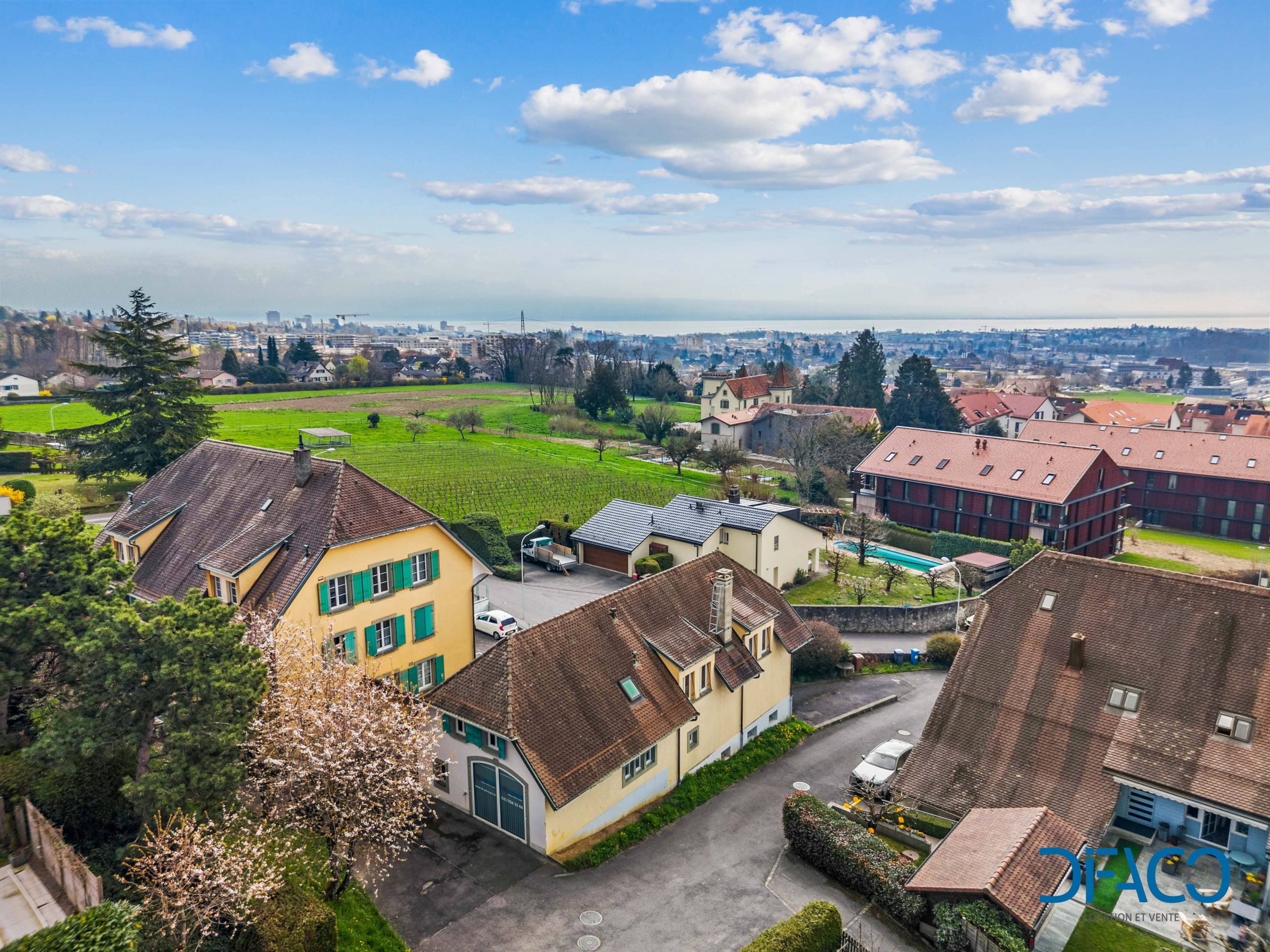 Weitblick über Wohngebiet mit Seehorizont