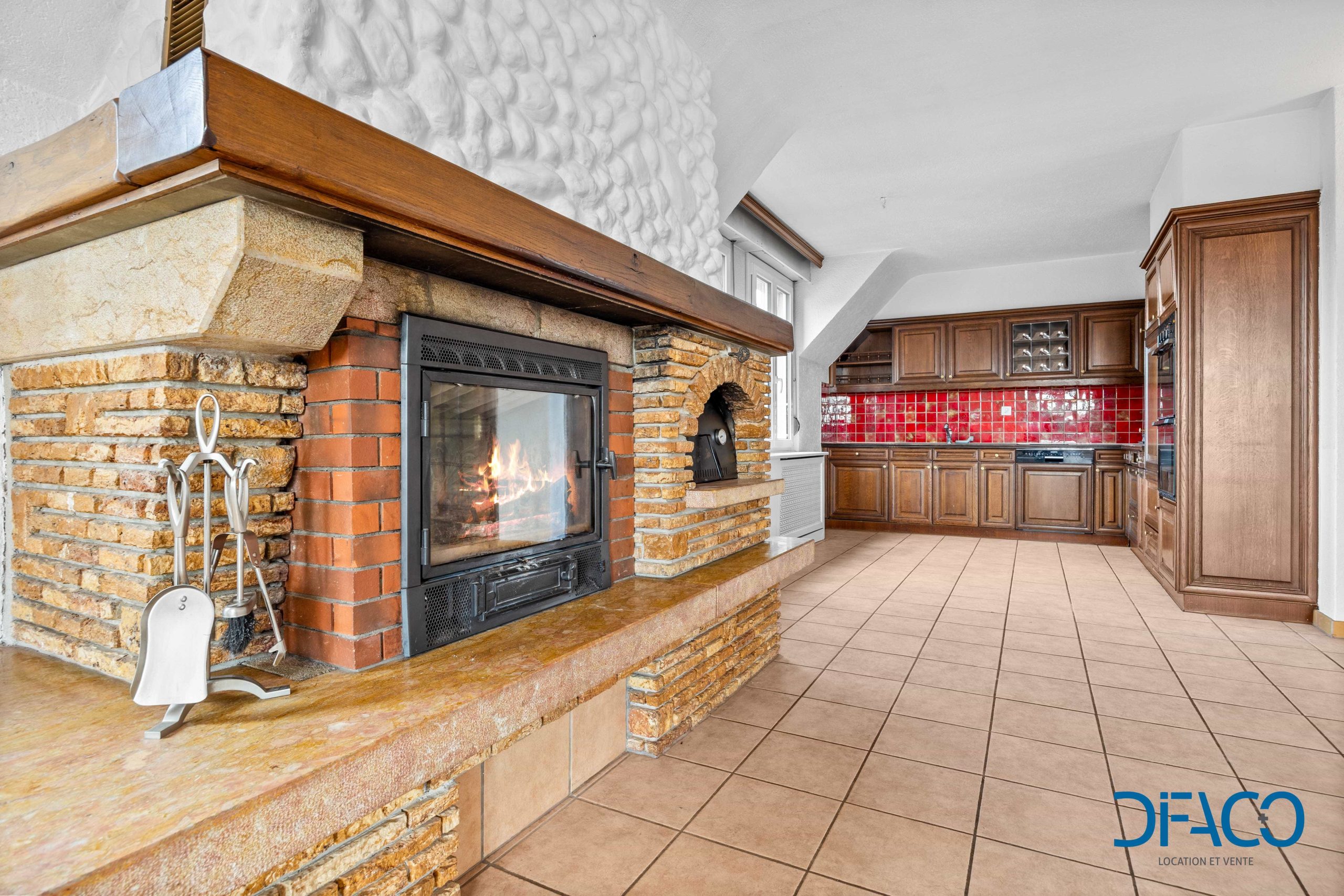 Wohnküche mit Kamin und Holzschränken