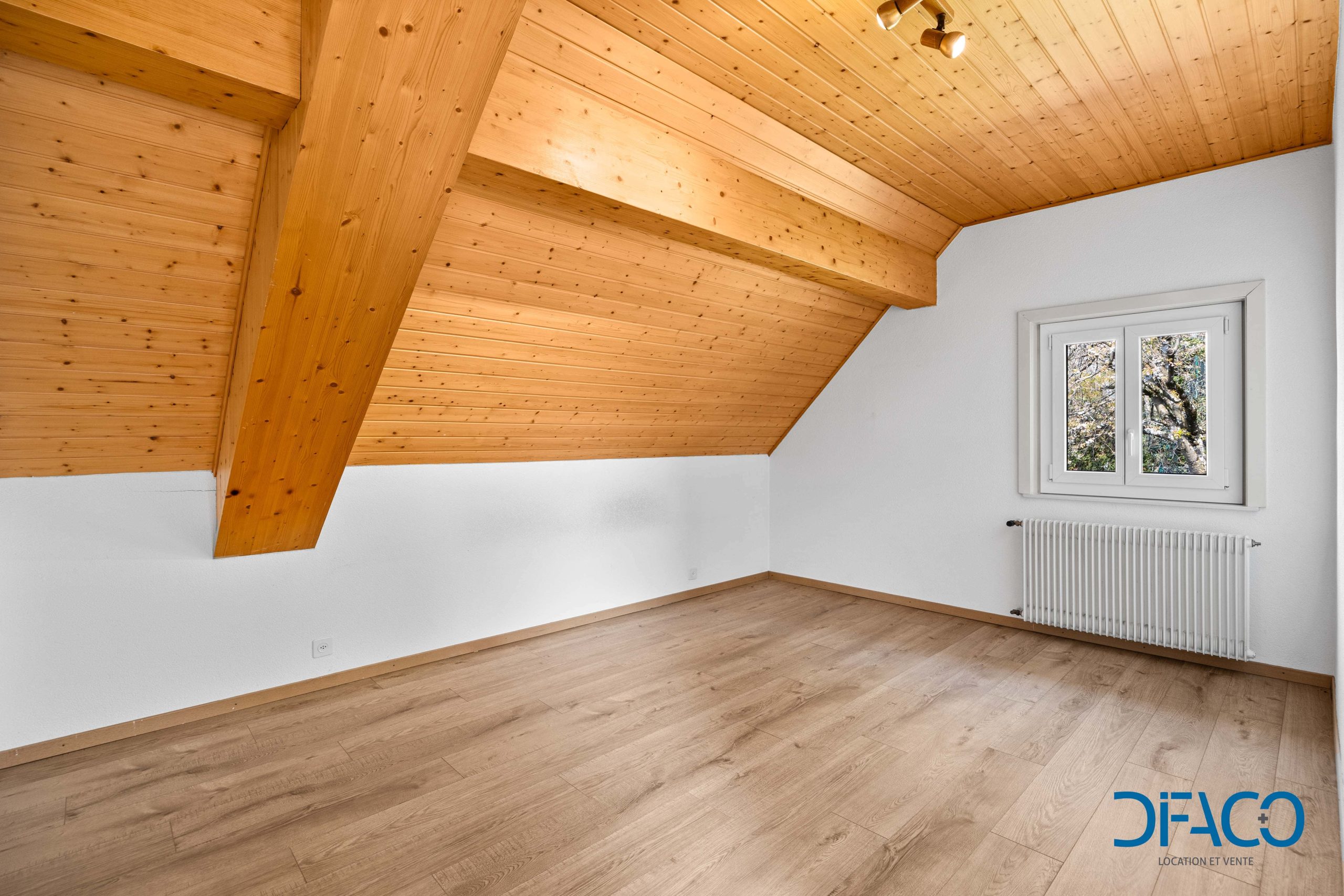 Dachgeschosszimmer mit Holzdecke