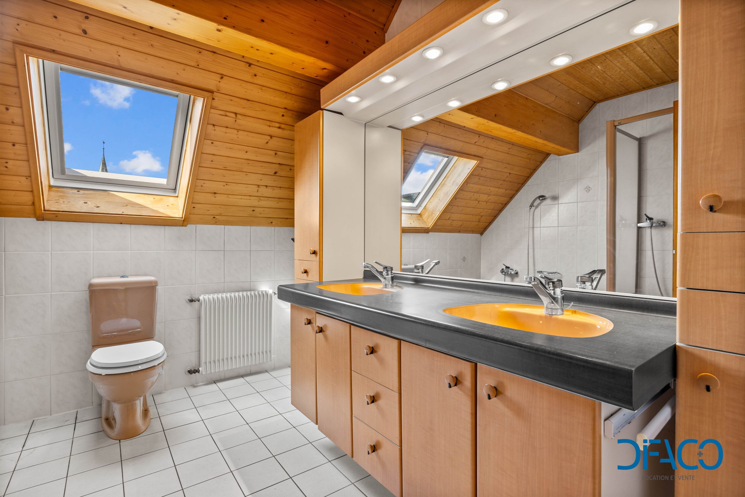 Dachgeschoss-Badezimmer mit Dachfenstern