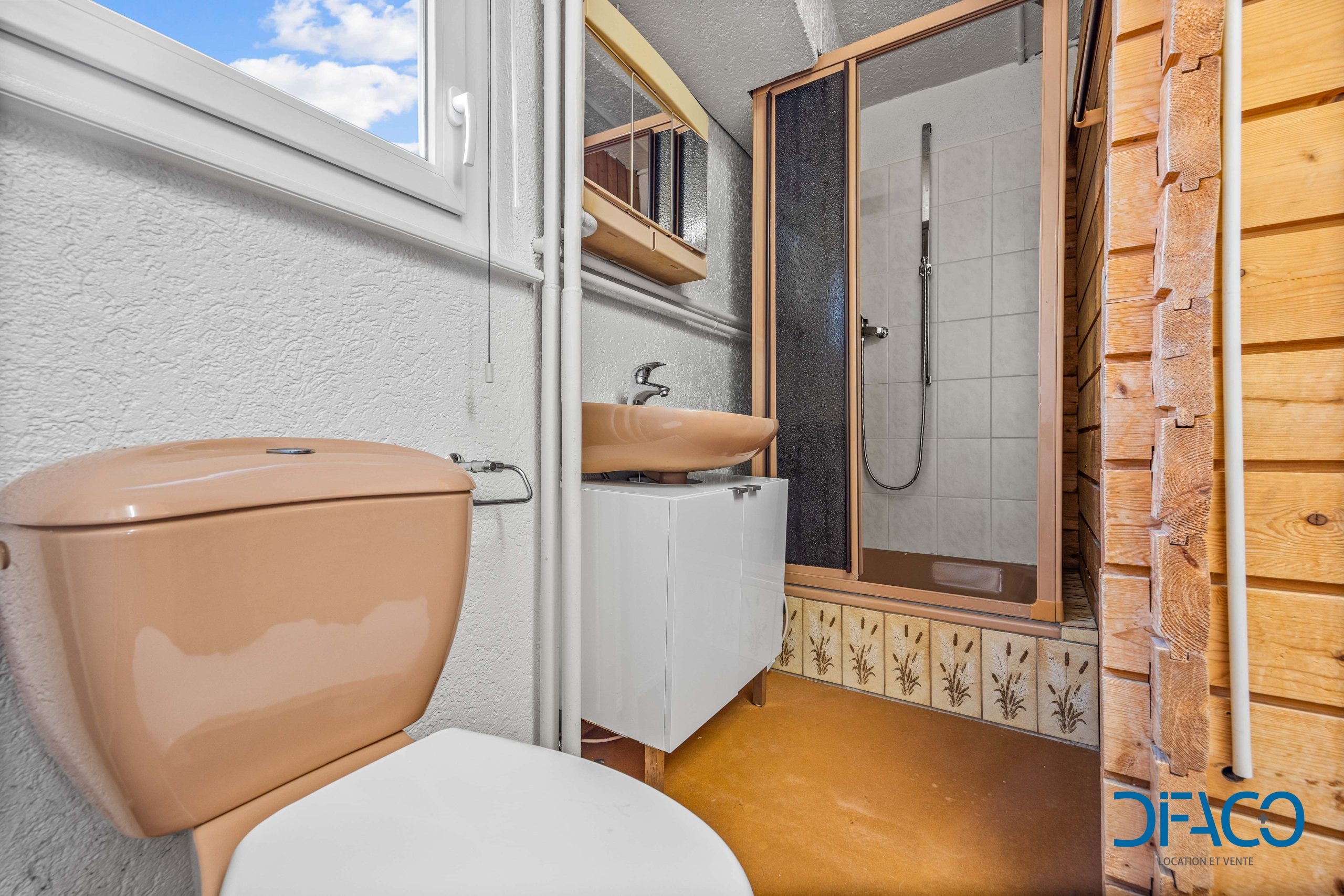 Kleines Badezimmer mit Dusche und WC