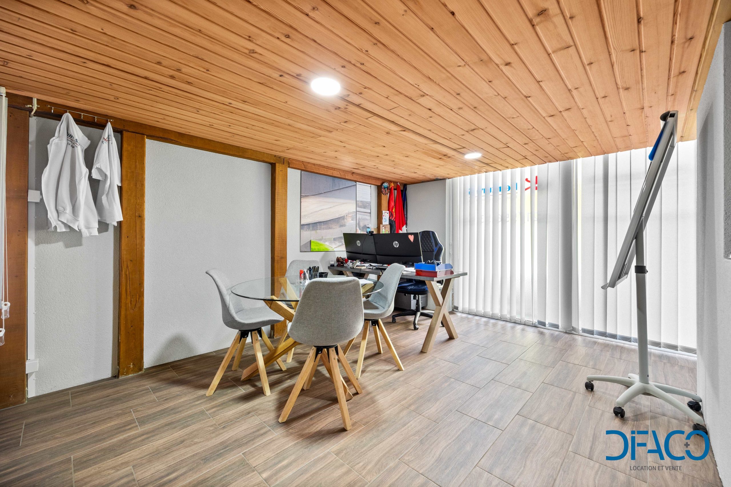 Helles Büro- bzw. Arbeitszimmer mit Holzdecke