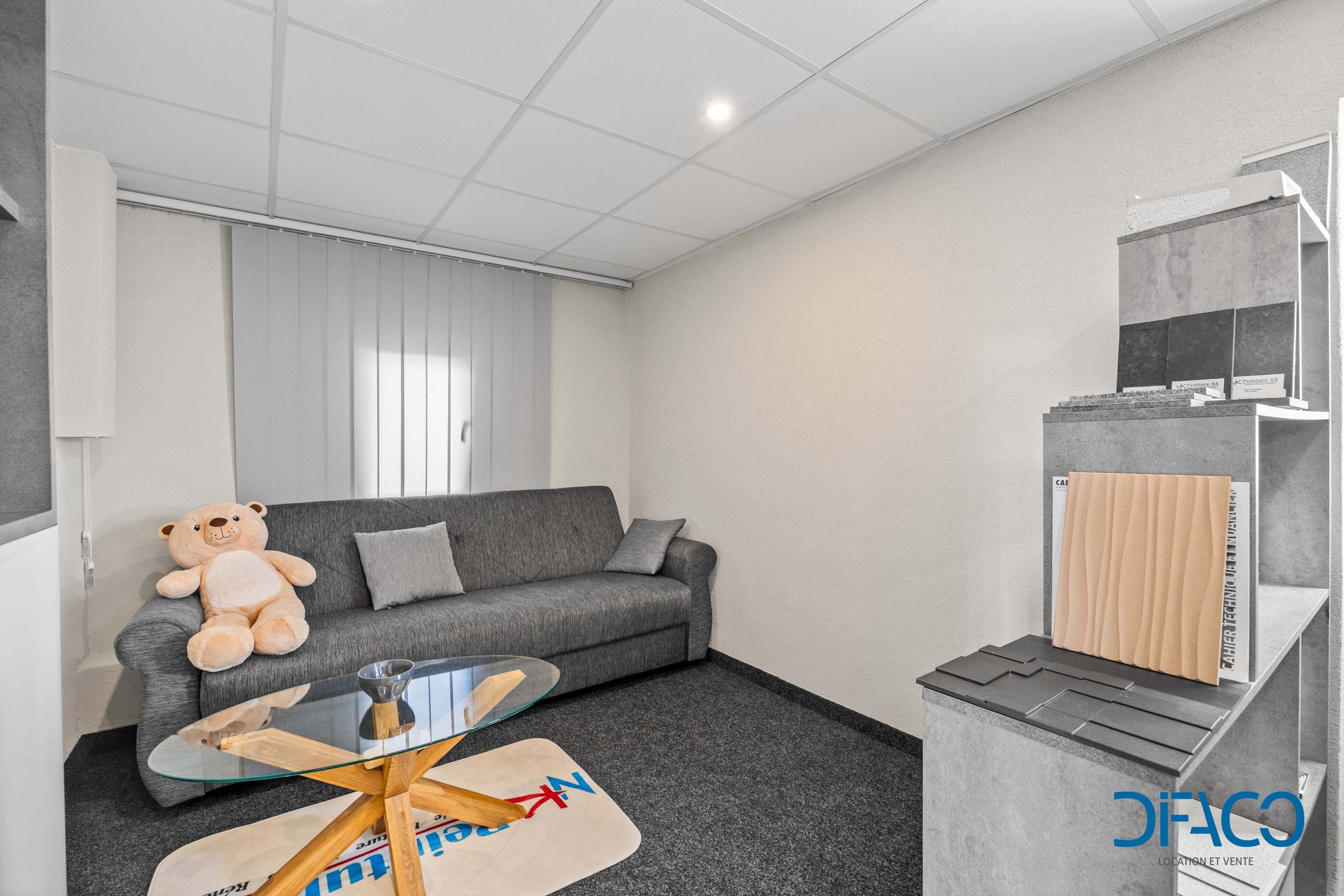 Kleiner Wohnraum mit Sofa und Couchtisch
