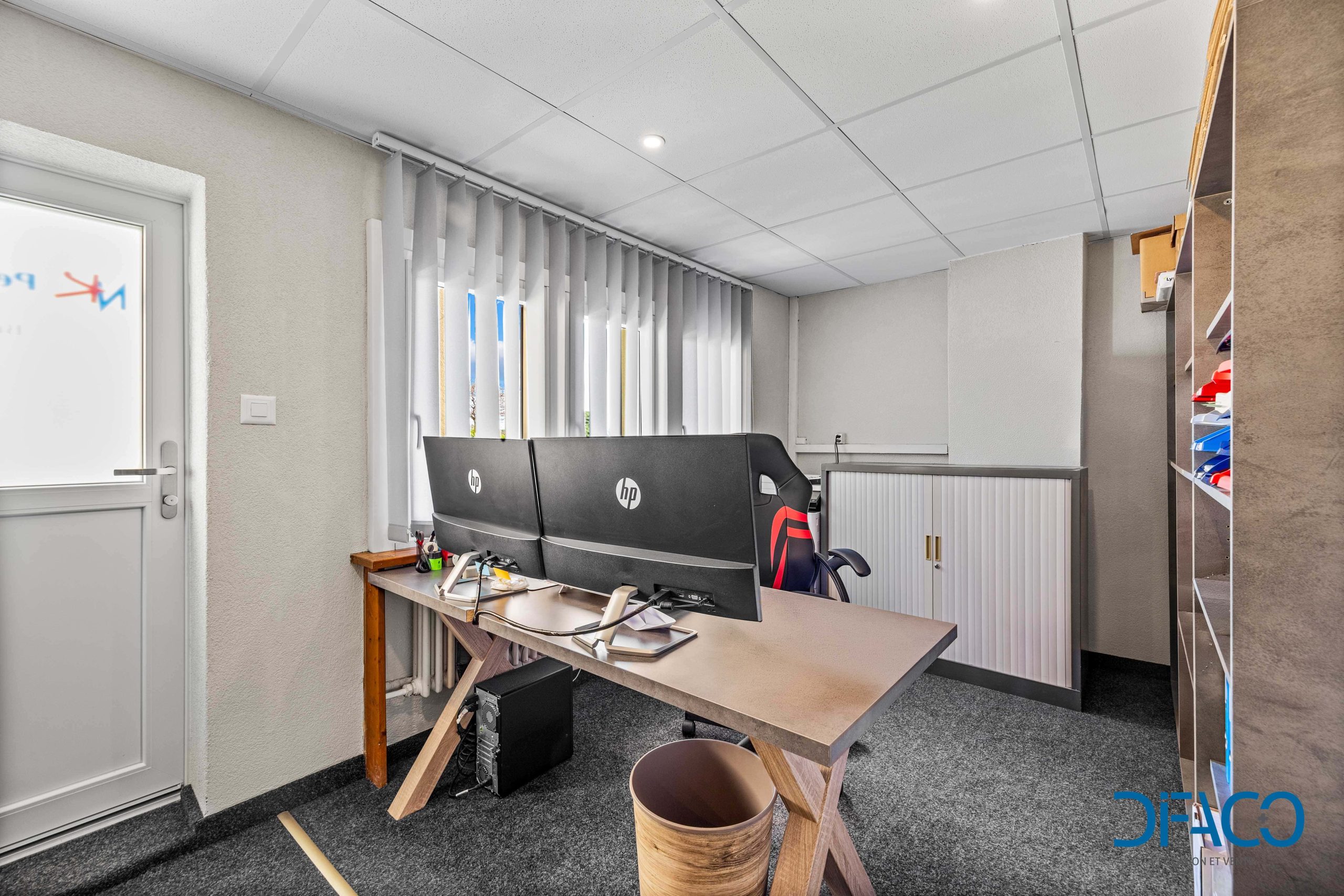 Büro mit Doppelarbeitsplatz