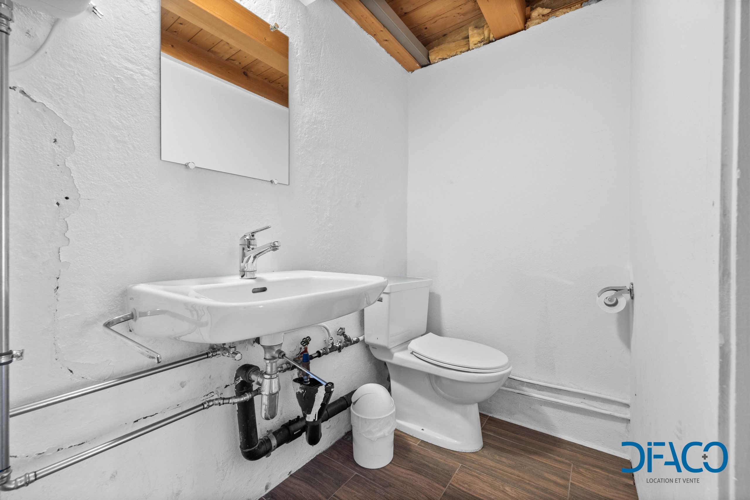 Kleines Gäste-WC mit sichtbaren Rohrleitungen