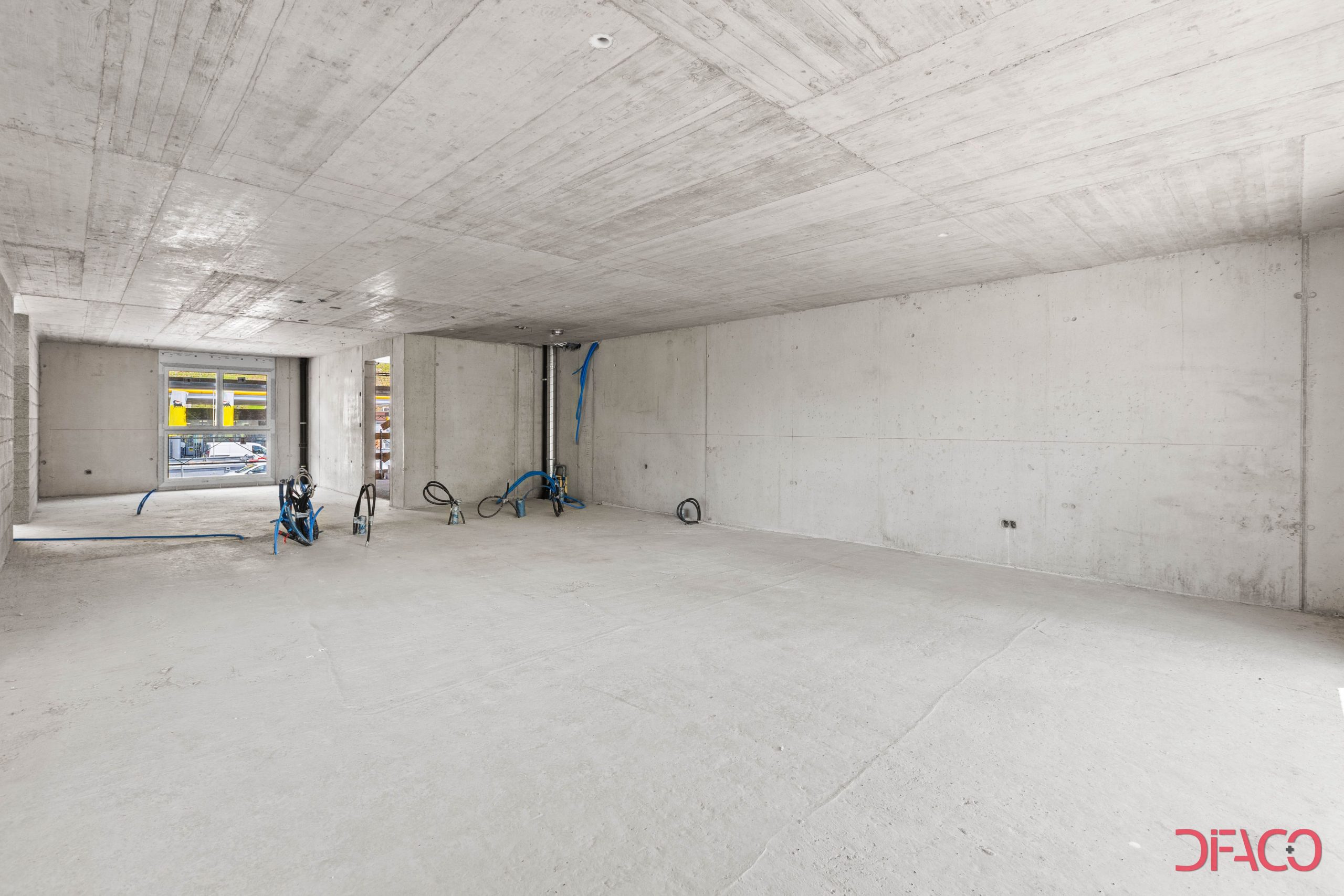 Unfertiger Rohbau-Raum mit Sichtbeton