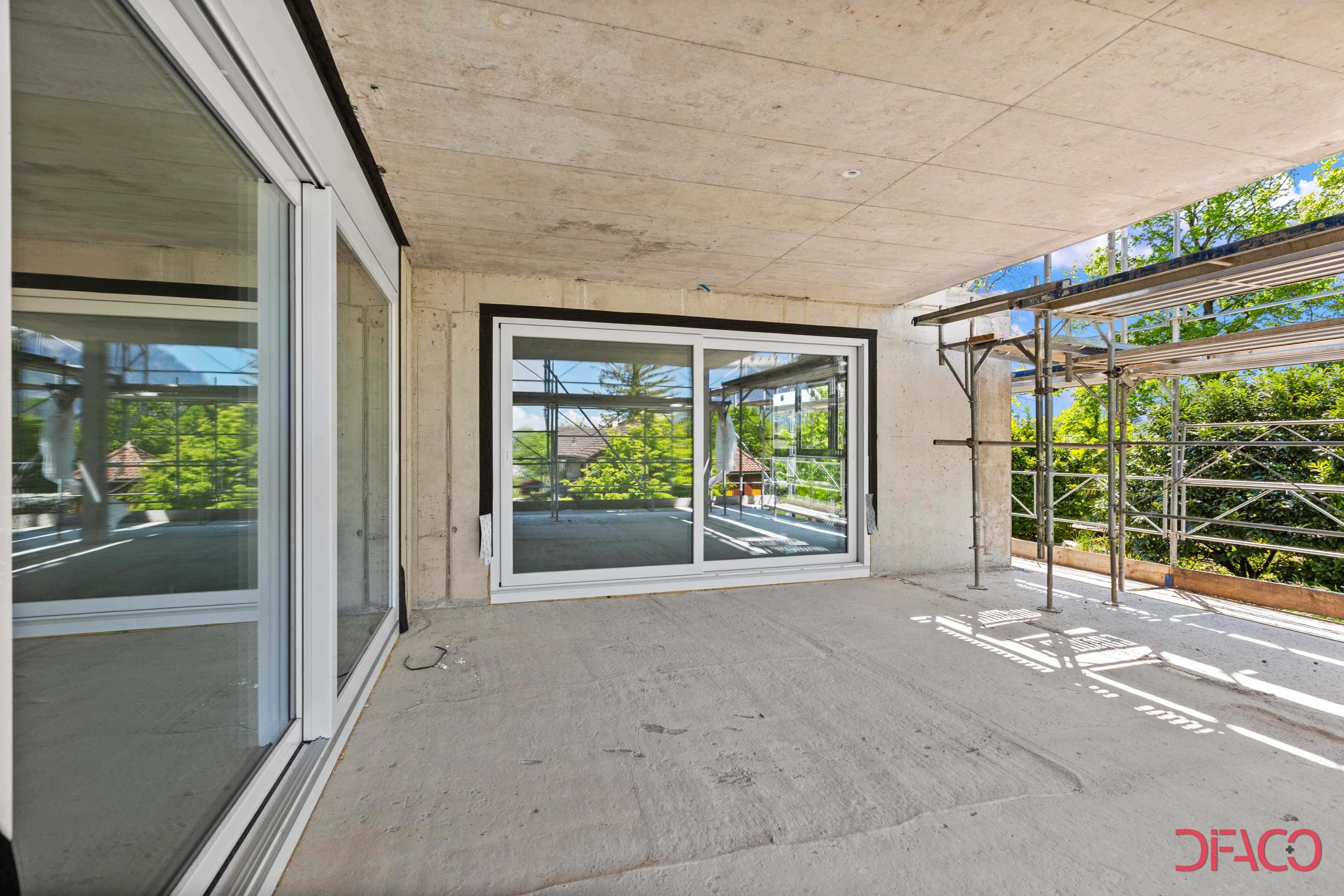 Balkon mit Baugerüst und Glasfronten
