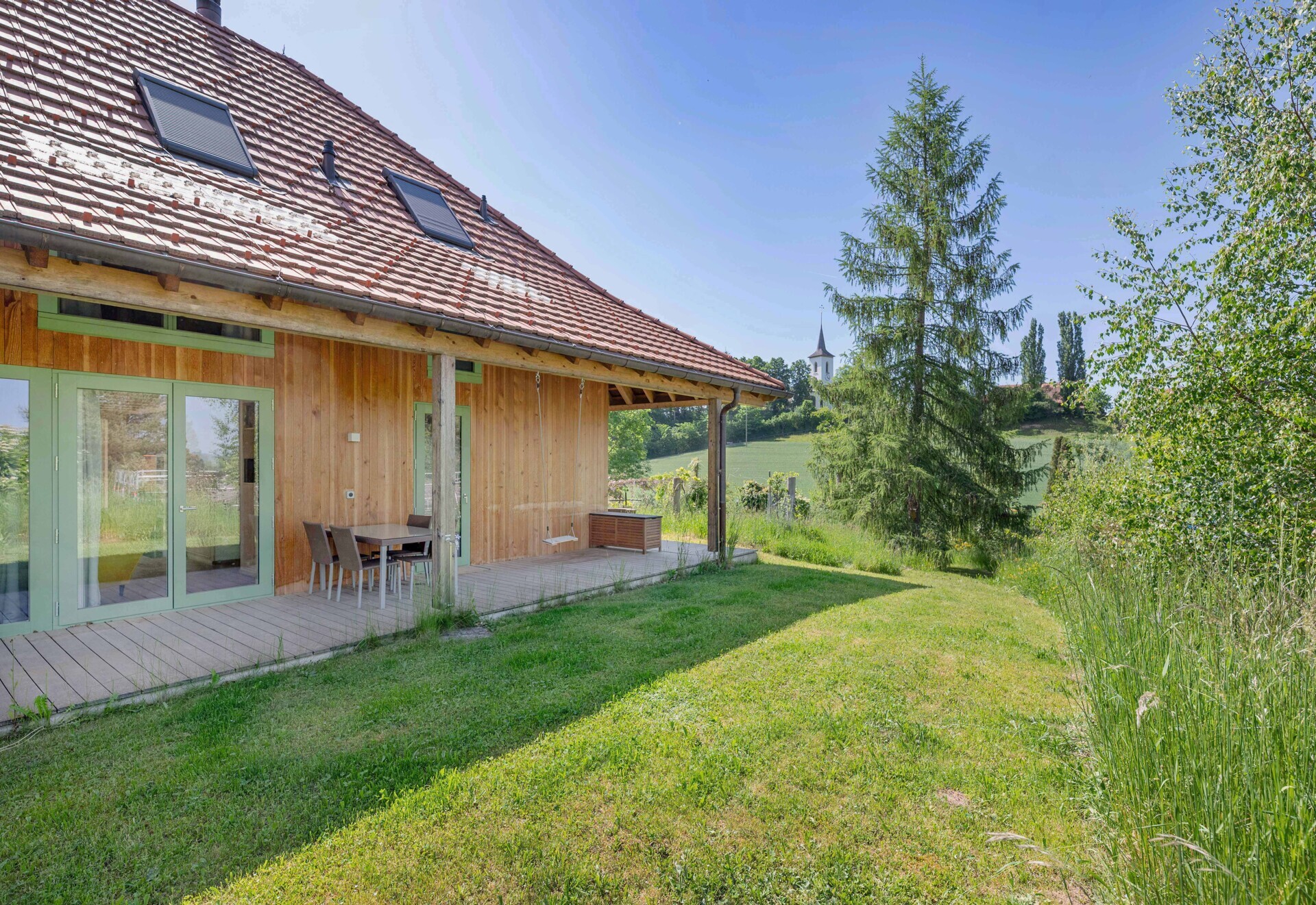 Außenansicht eines Holzhauses mit Terrasse