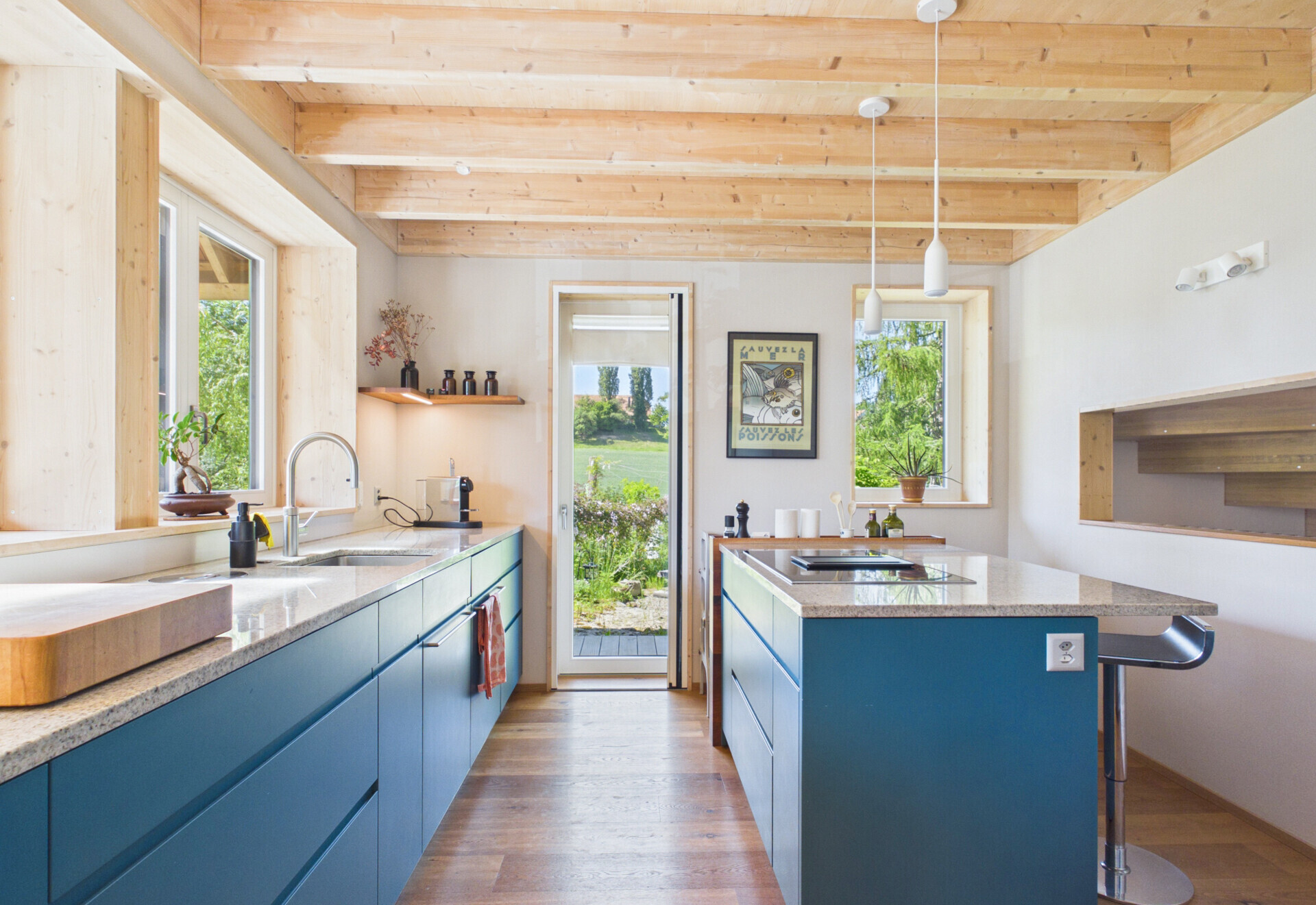 Moderne Küche mit Holzdecke