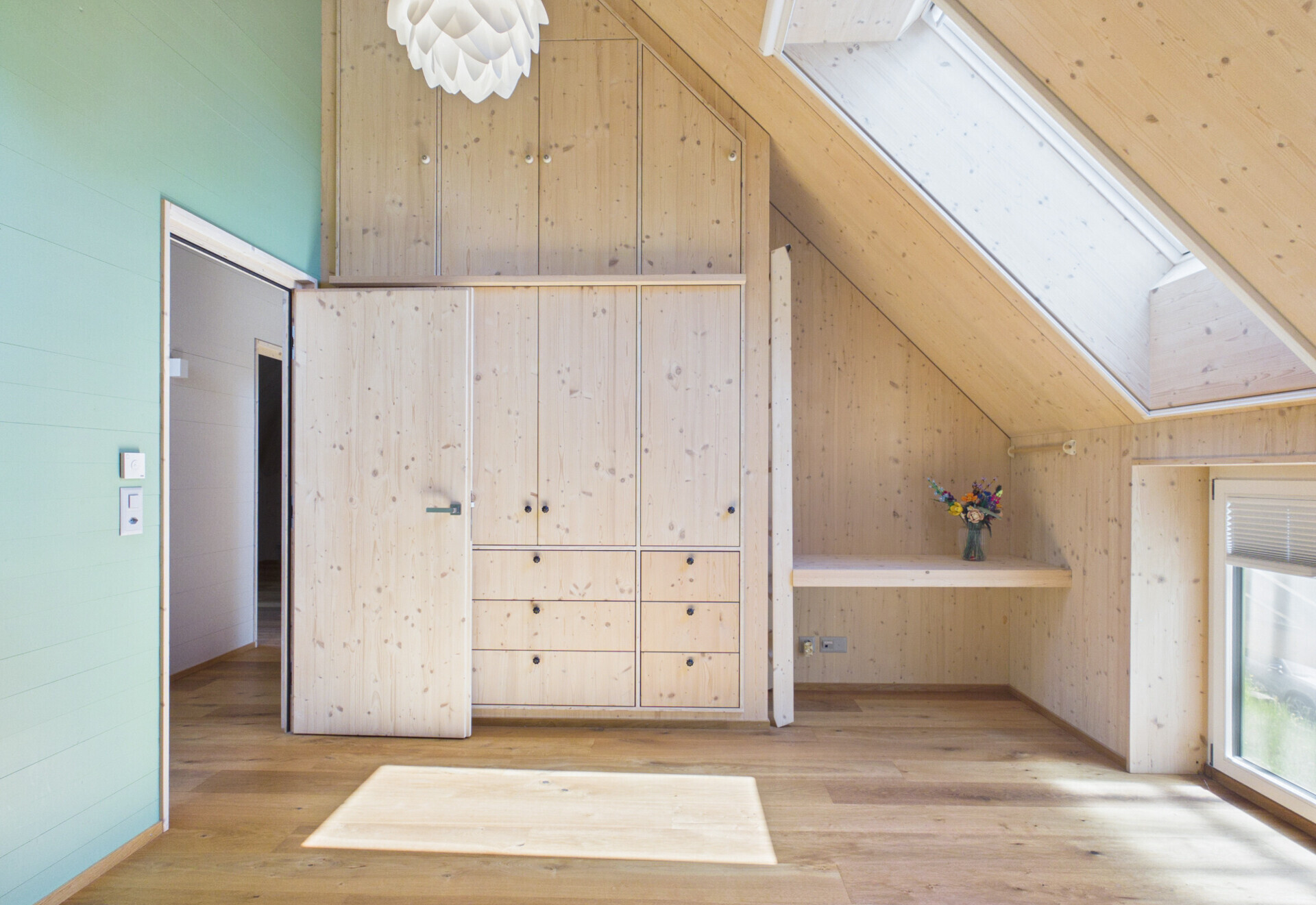 Helles Dachzimmer mit Einbauschrank und Dachfenster