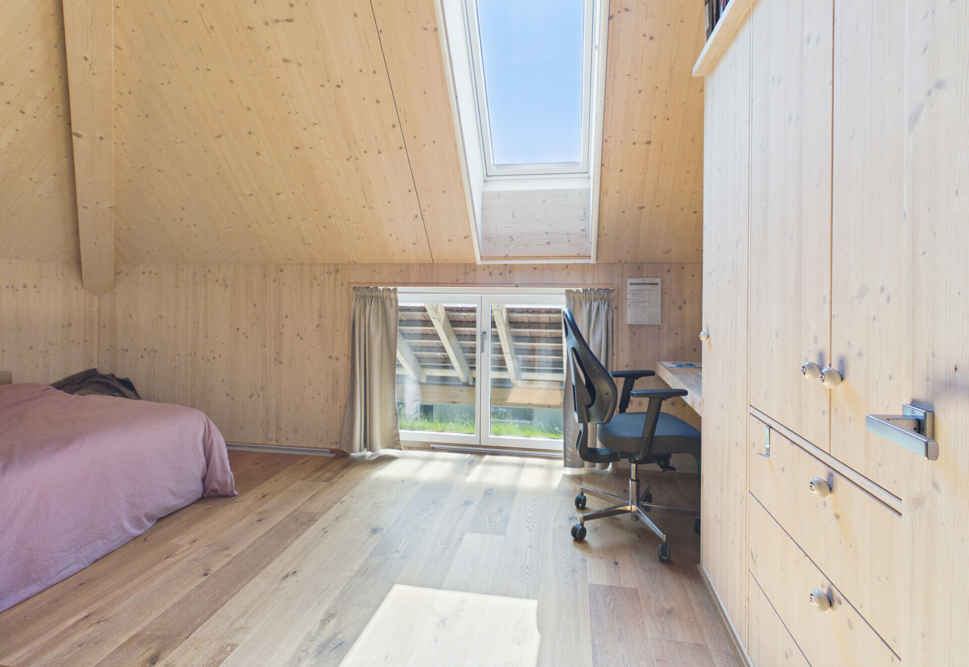 Dachgeschoss-Schlafzimmer mit Arbeitsecke