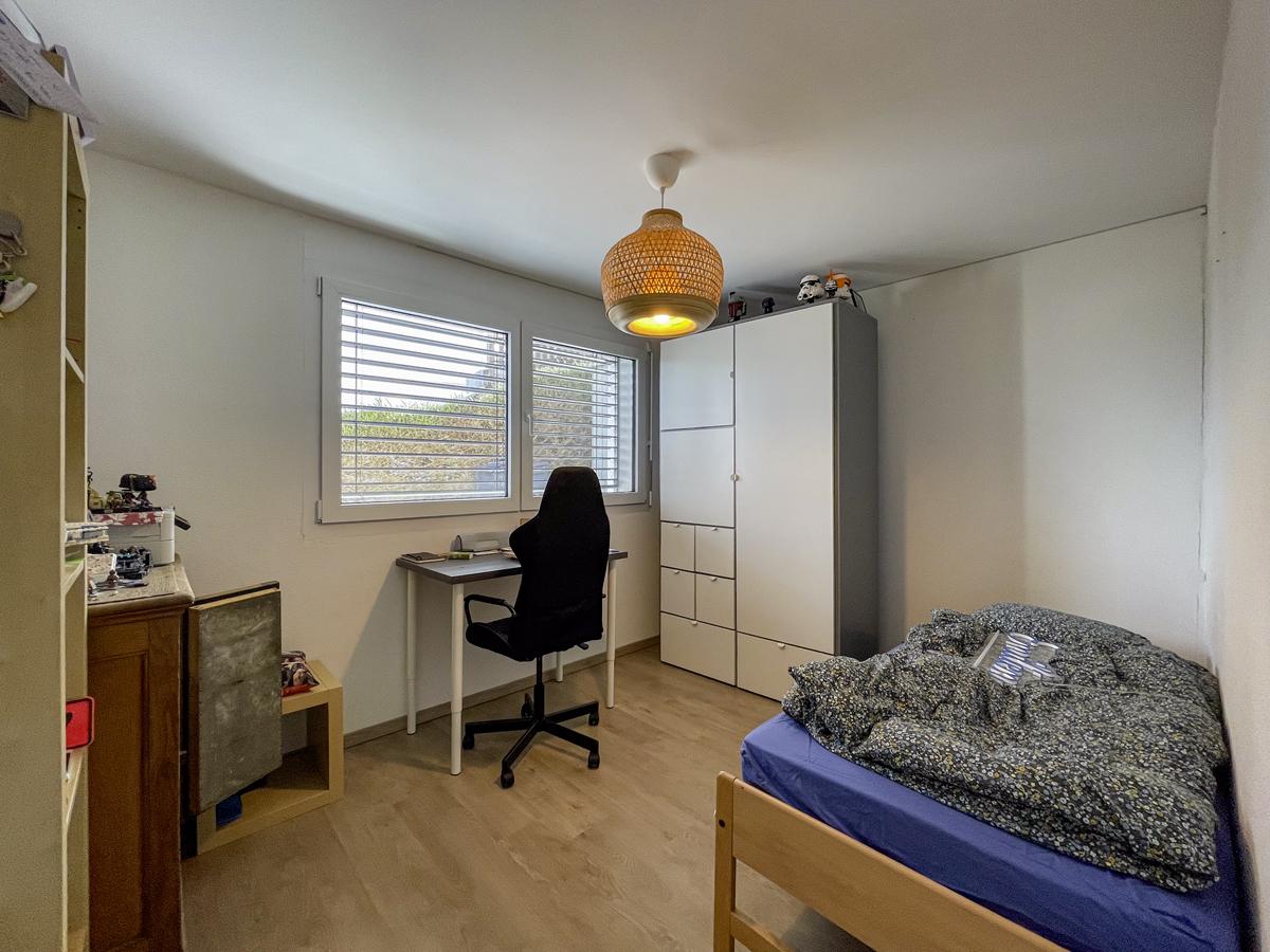Kleines Schlafzimmer mit Arbeitsplatz