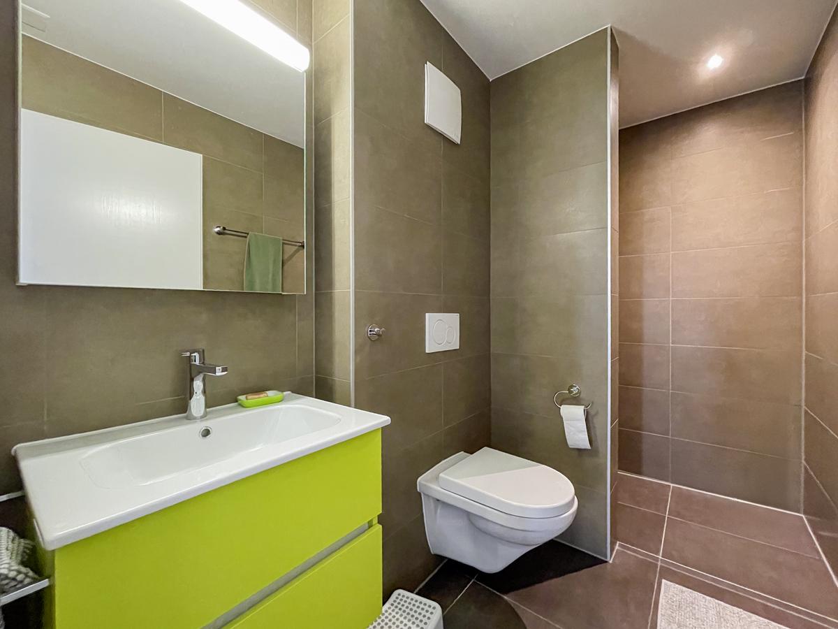 Modernes Badezimmer mit WC und Waschtisch