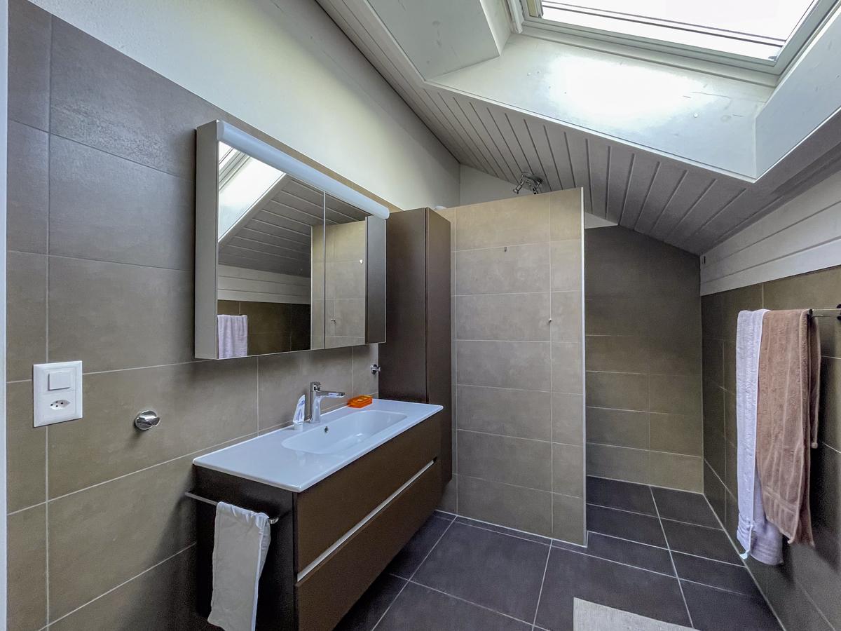 Modernes Badezimmer mit Dachfenster