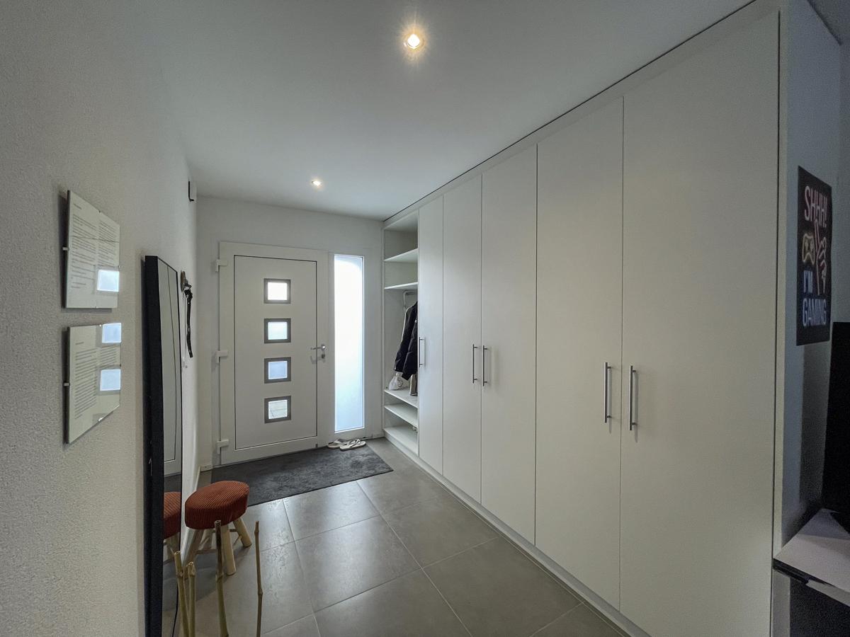 Heller Eingangsflur mit großem Einbauschrank
