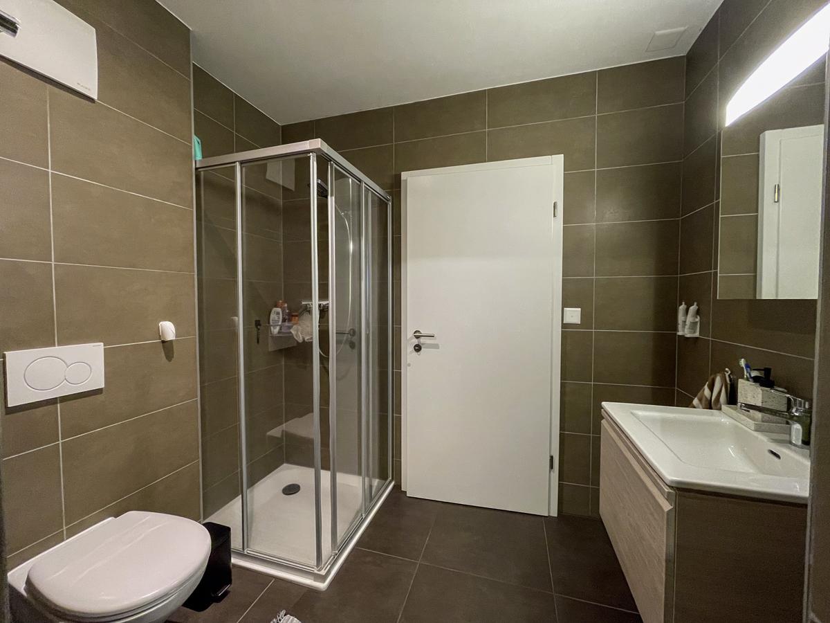 Modernes Badezimmer mit Dusche und Waschtisch