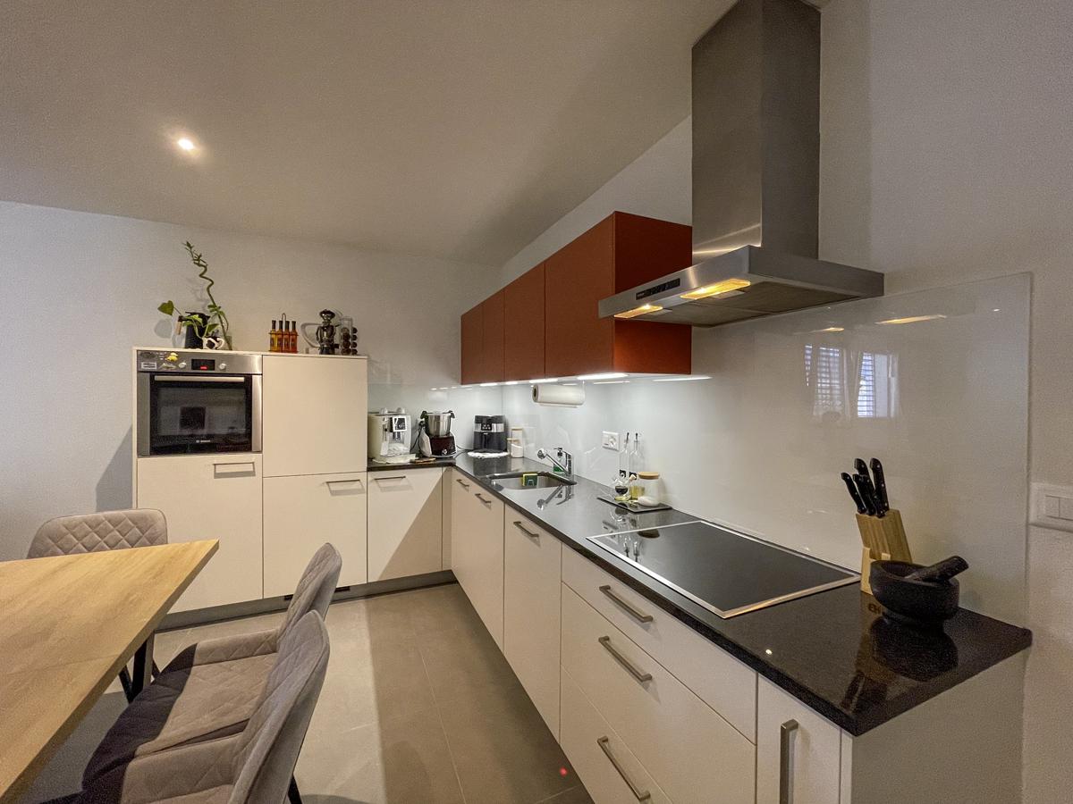 Moderne Küche mit Essbereich