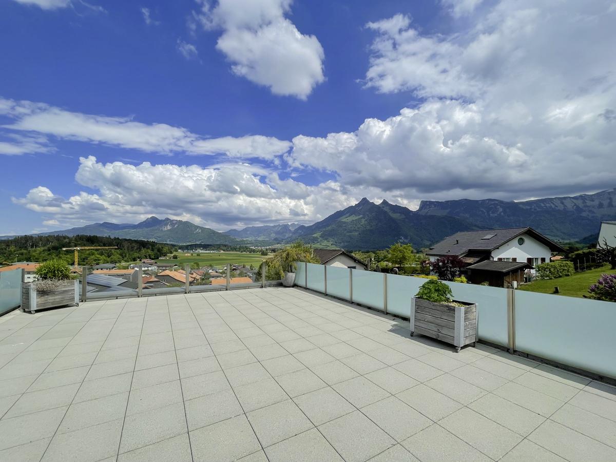 Große Dachterrasse mit Bergblick