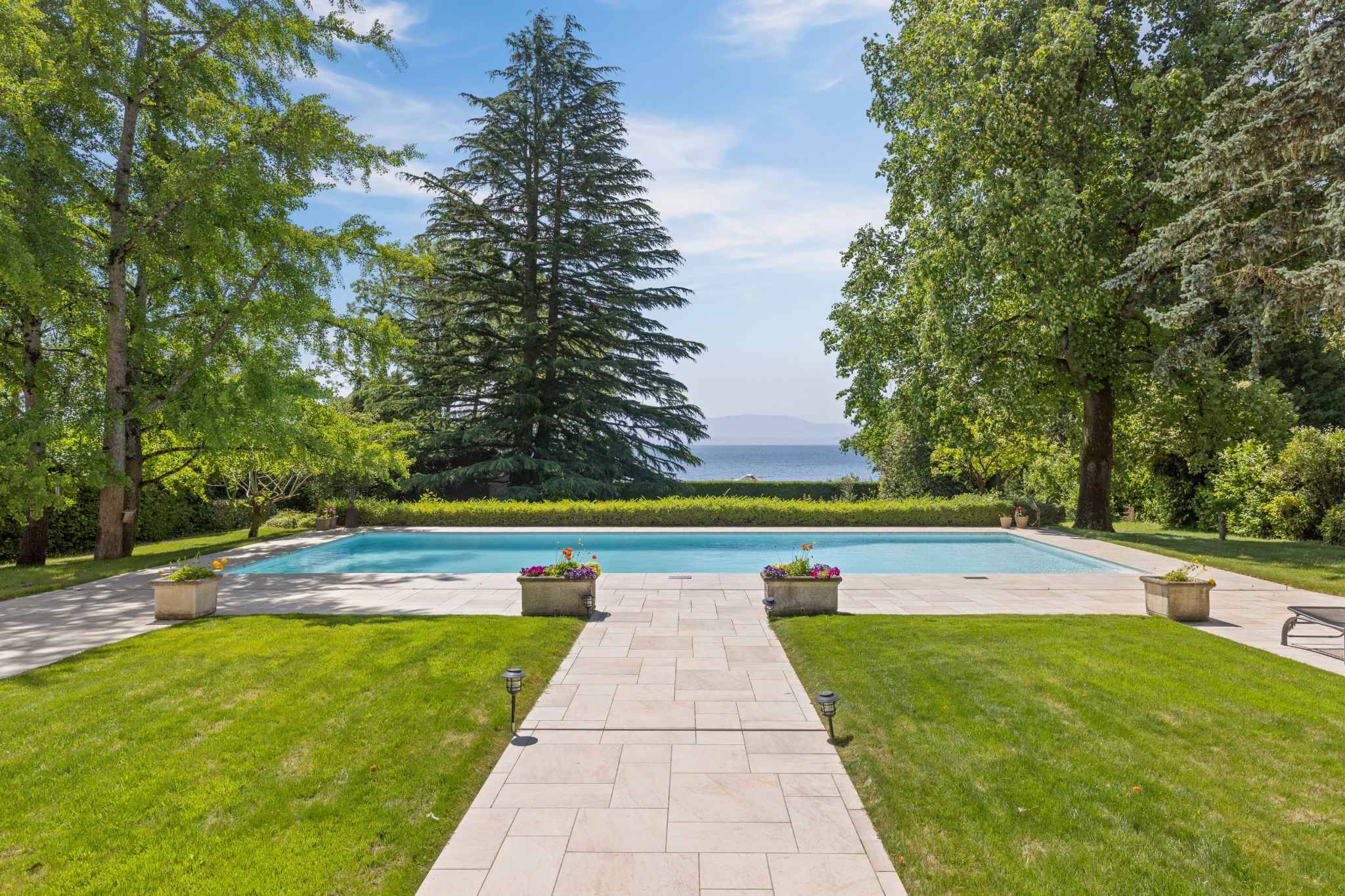 Luxuriöser Außenbereich mit Pool und Seeblick