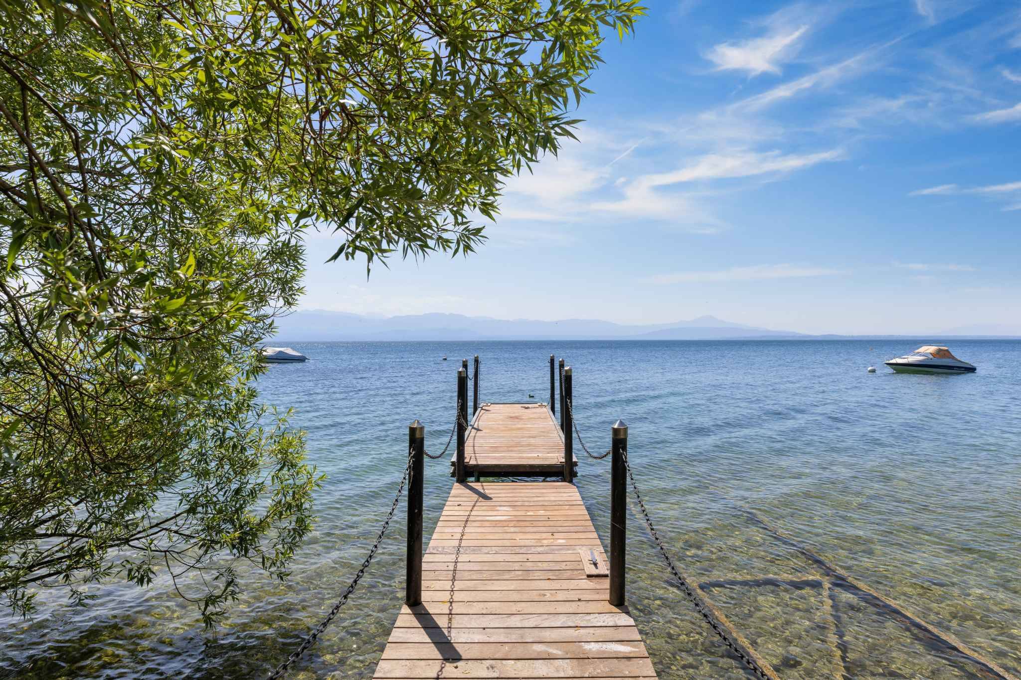 Steg am See mit Bergblick