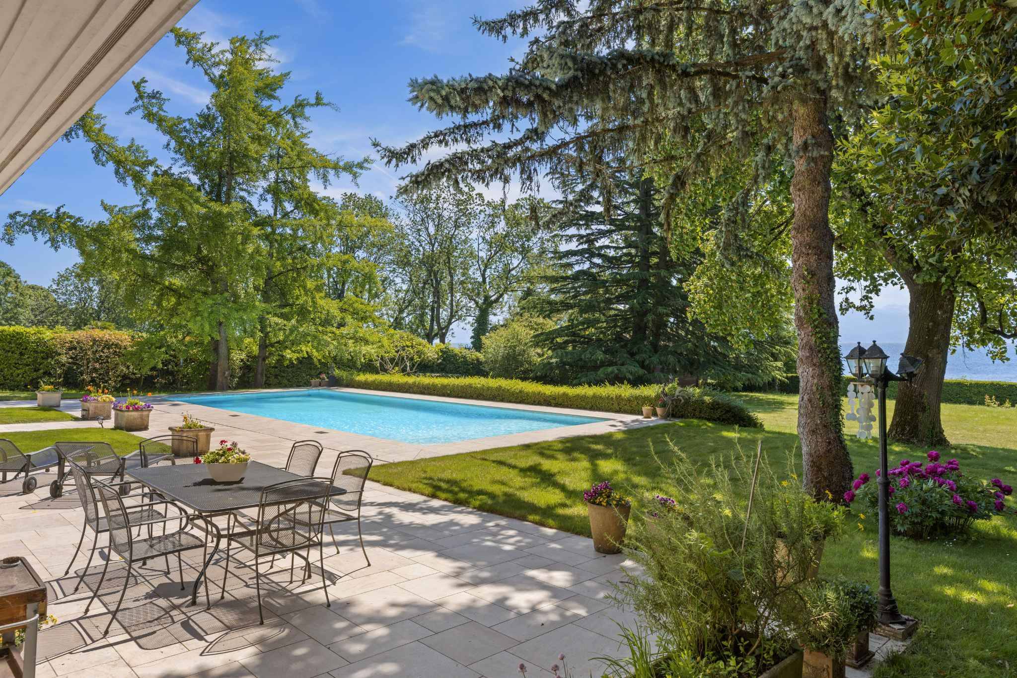 Garten mit Pool und Terrasse