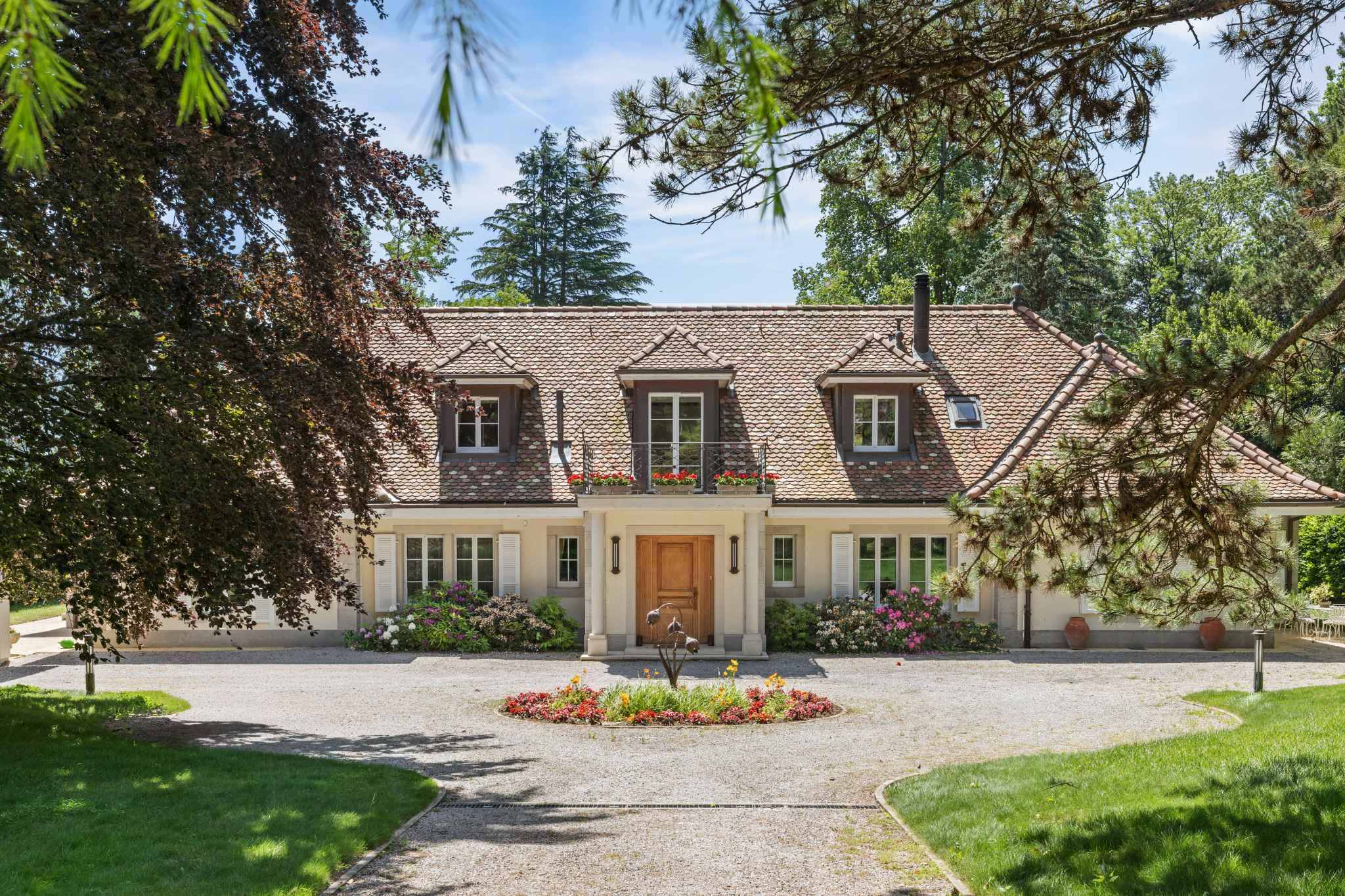 Elegantes Landhaus mit Mansarddach und großer Auffahrt