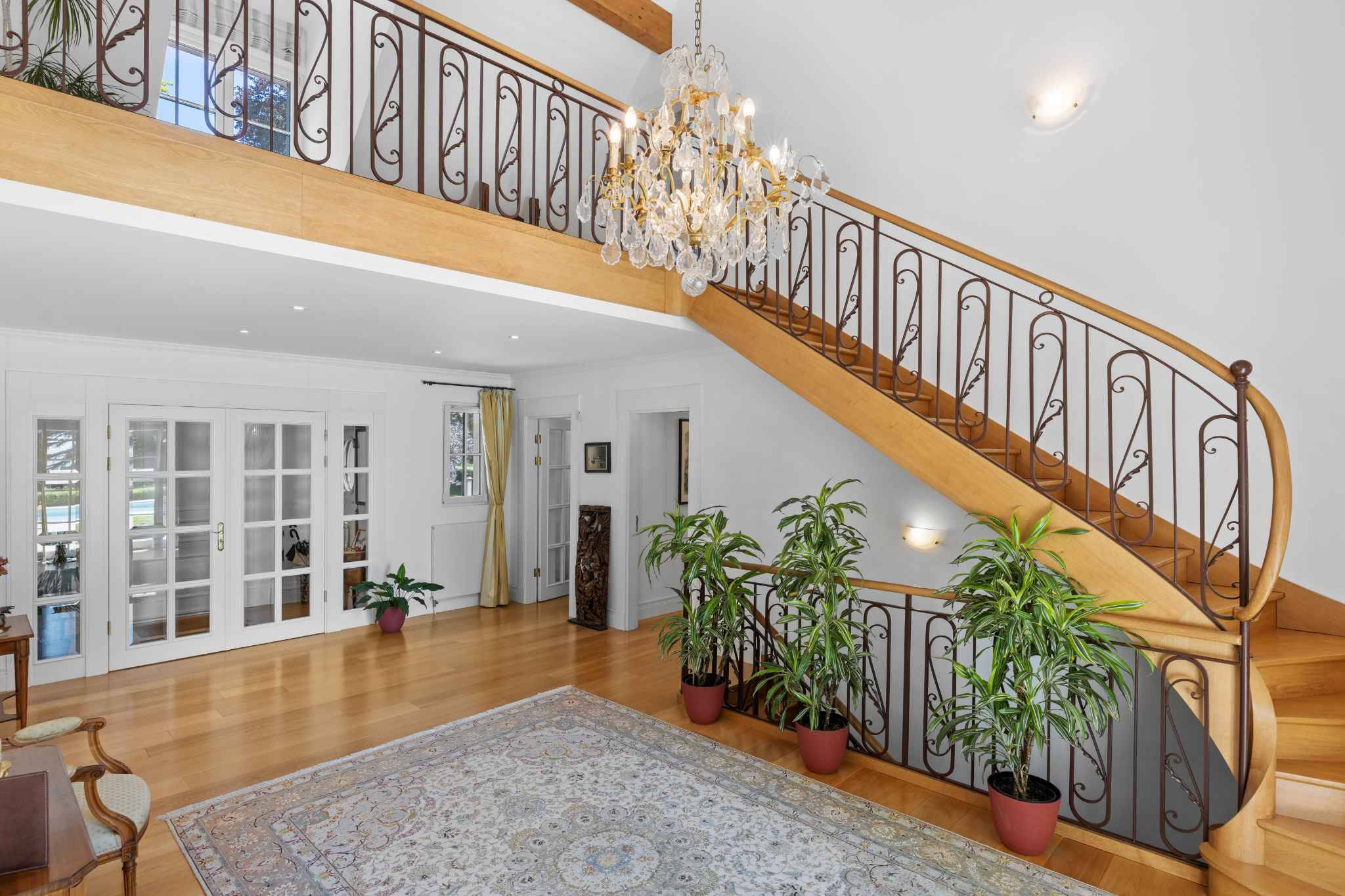 Großzügiges Foyer mit geschwungener Treppe