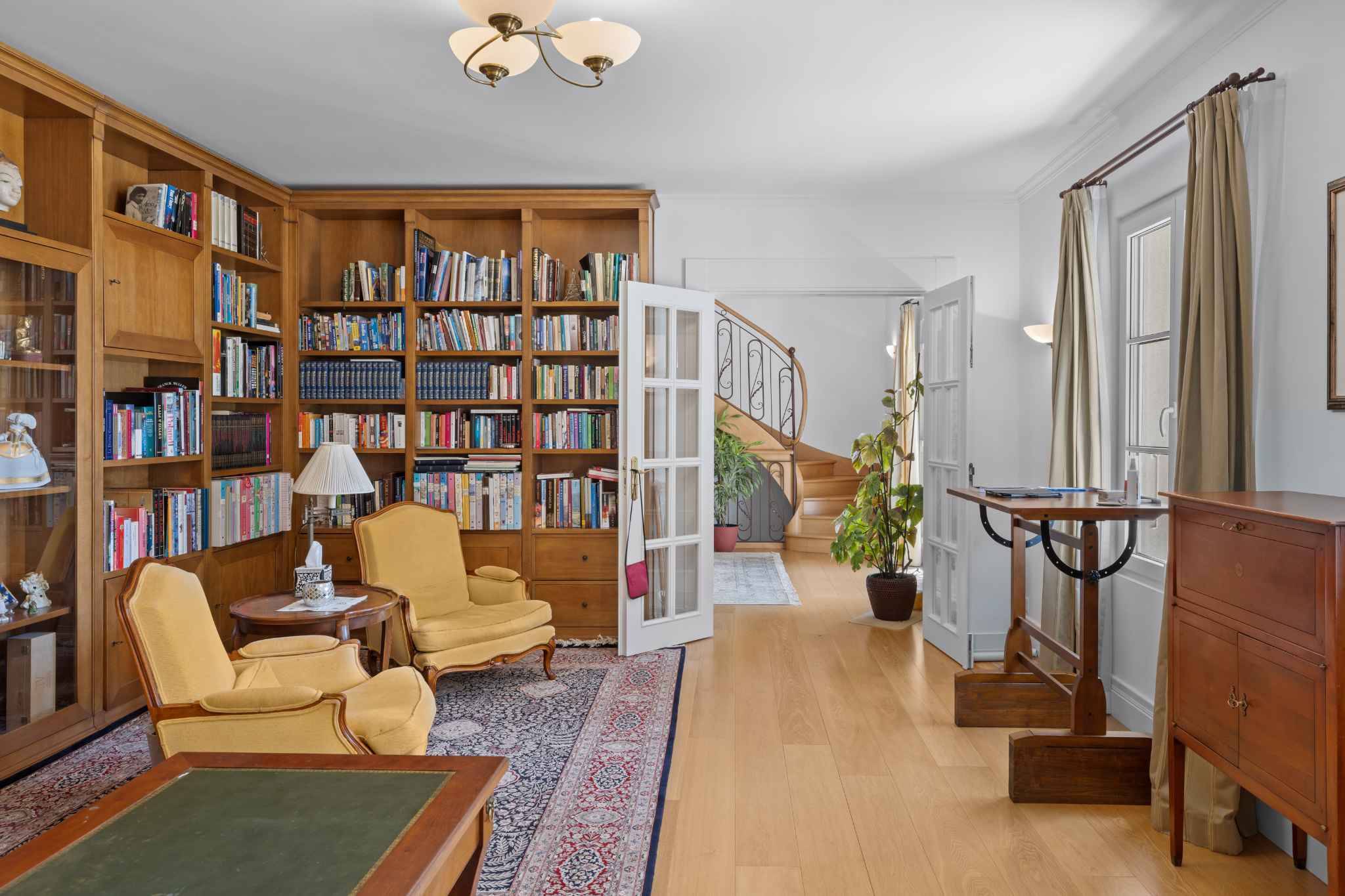 Bibliothek oder Arbeitszimmer mit klassischer Einrichtung