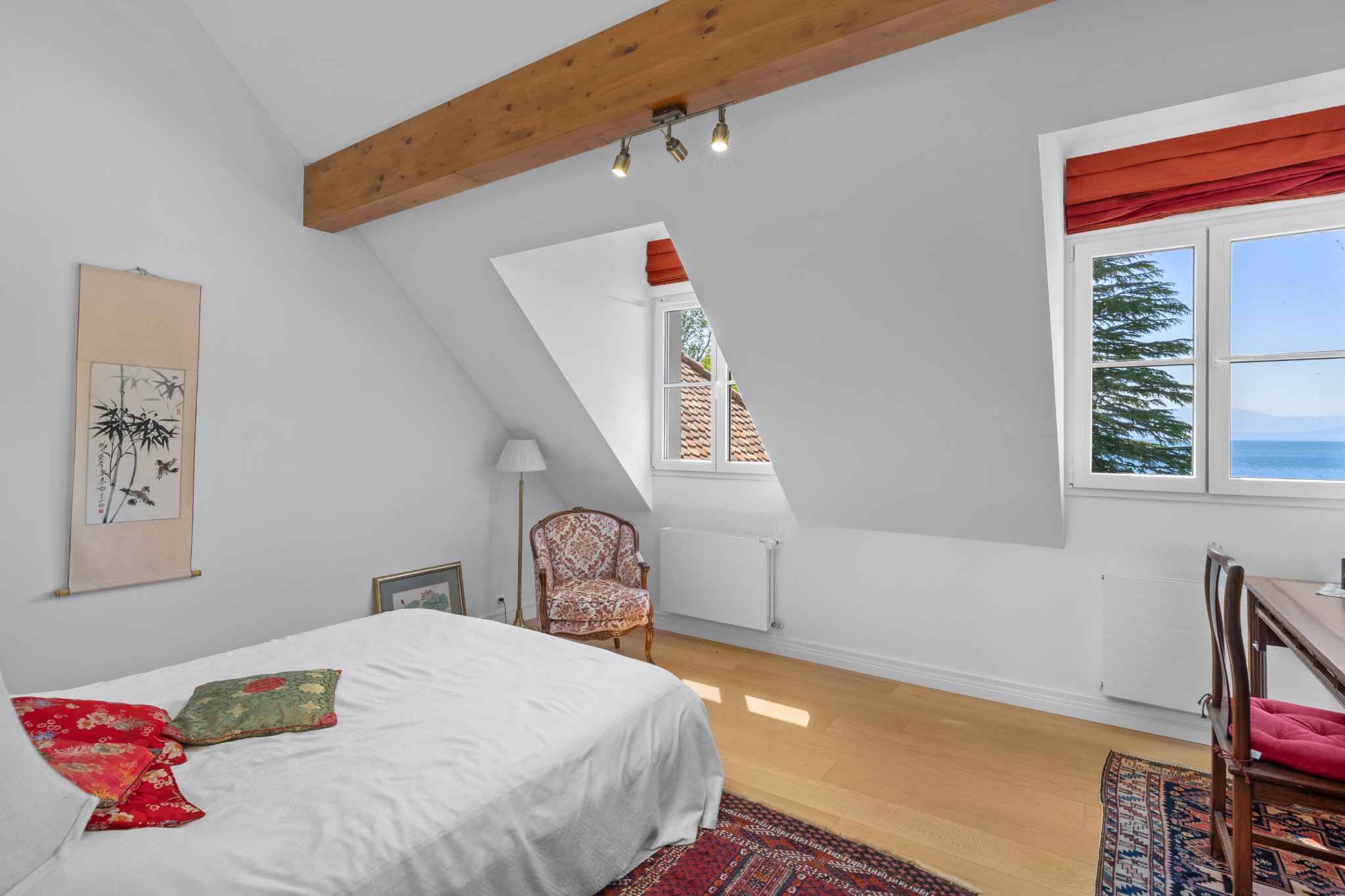 Helles Schlafzimmer mit Meerblick