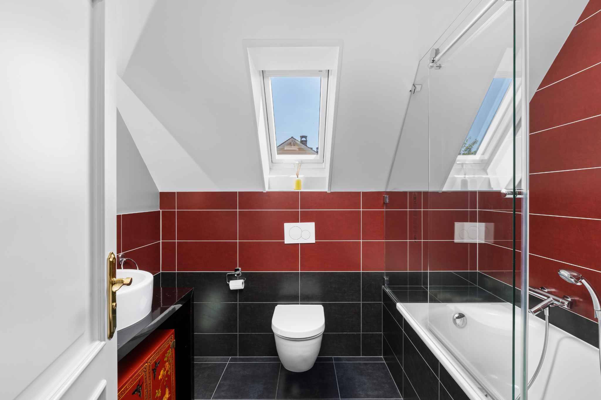 Modernes Badezimmer mit Dachfenster