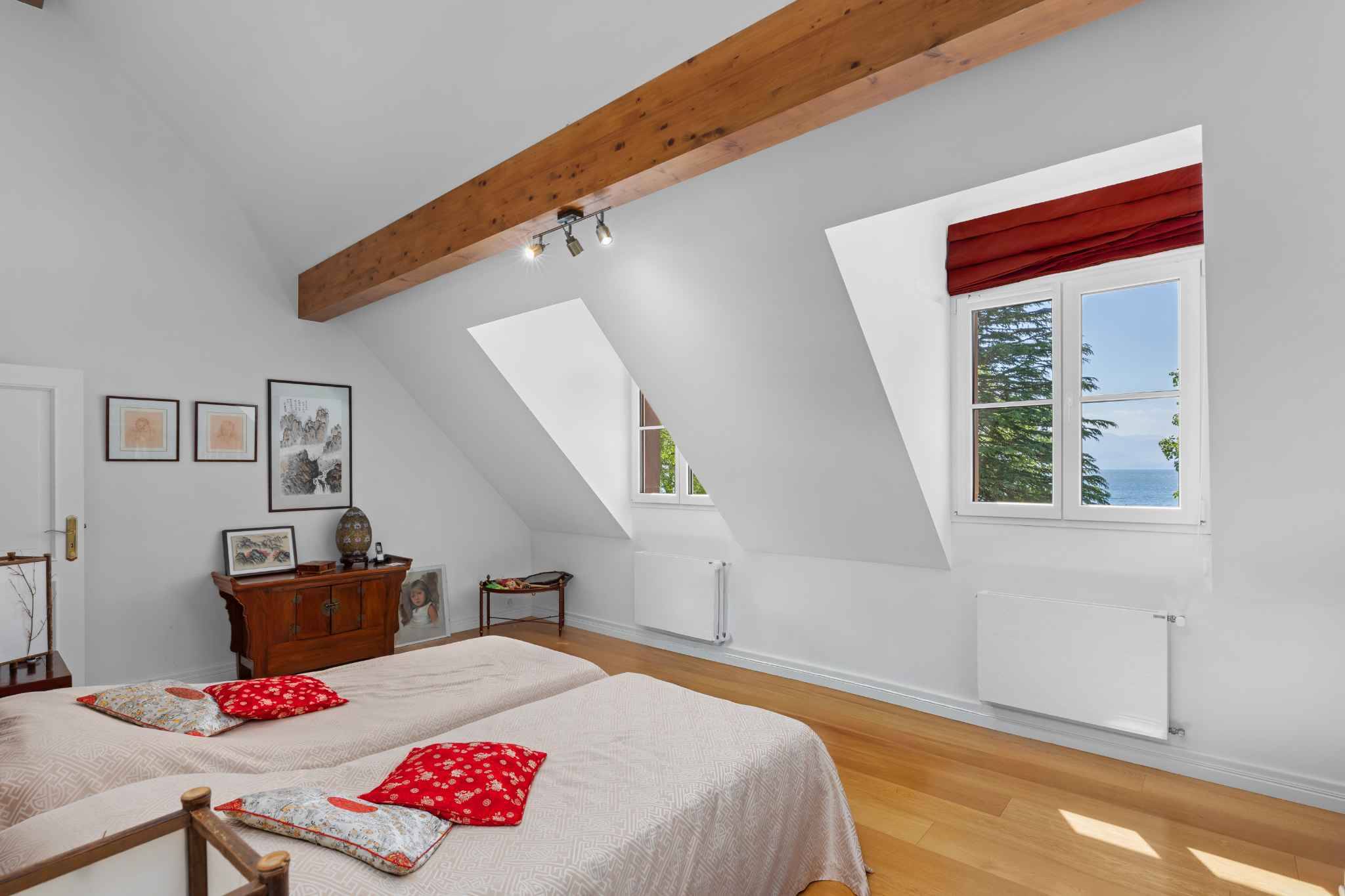 Helles Dachgeschoss-Schlafzimmer mit Blick aufs Wasser