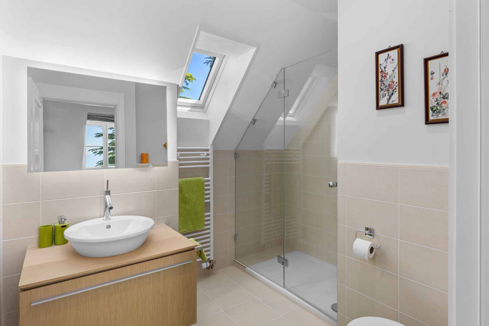Modernes Dachgeschossbad mit Dusche und Waschtisch