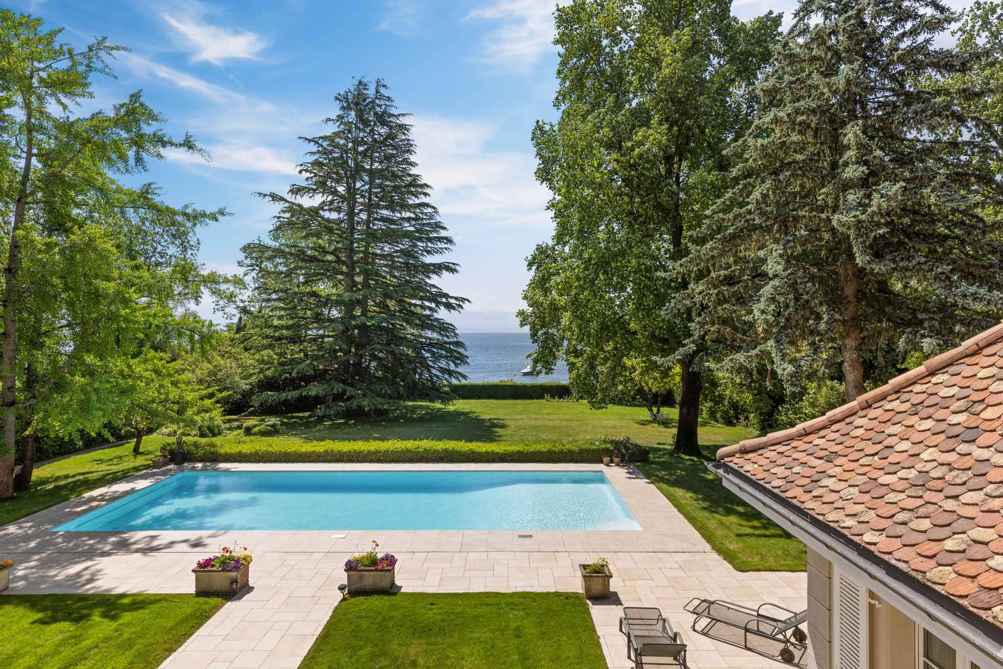 Luxuriöser Außenbereich mit Pool und Seeblick