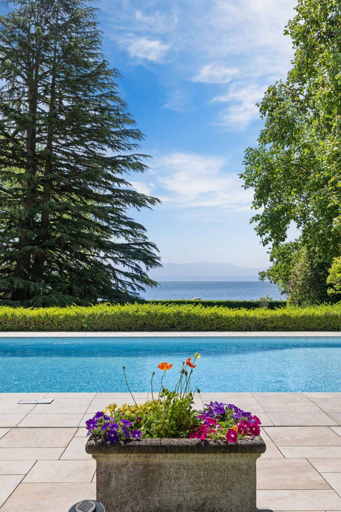 Poolbereich mit Seeblick