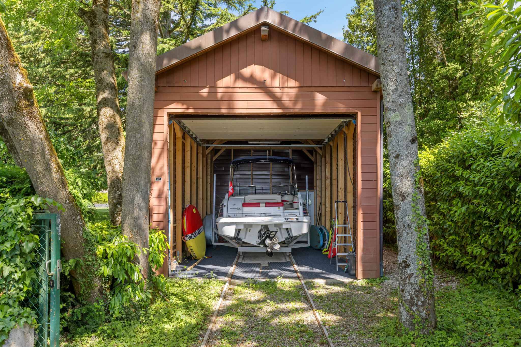Bootshaus bzw. Bootsgarage im Grünen