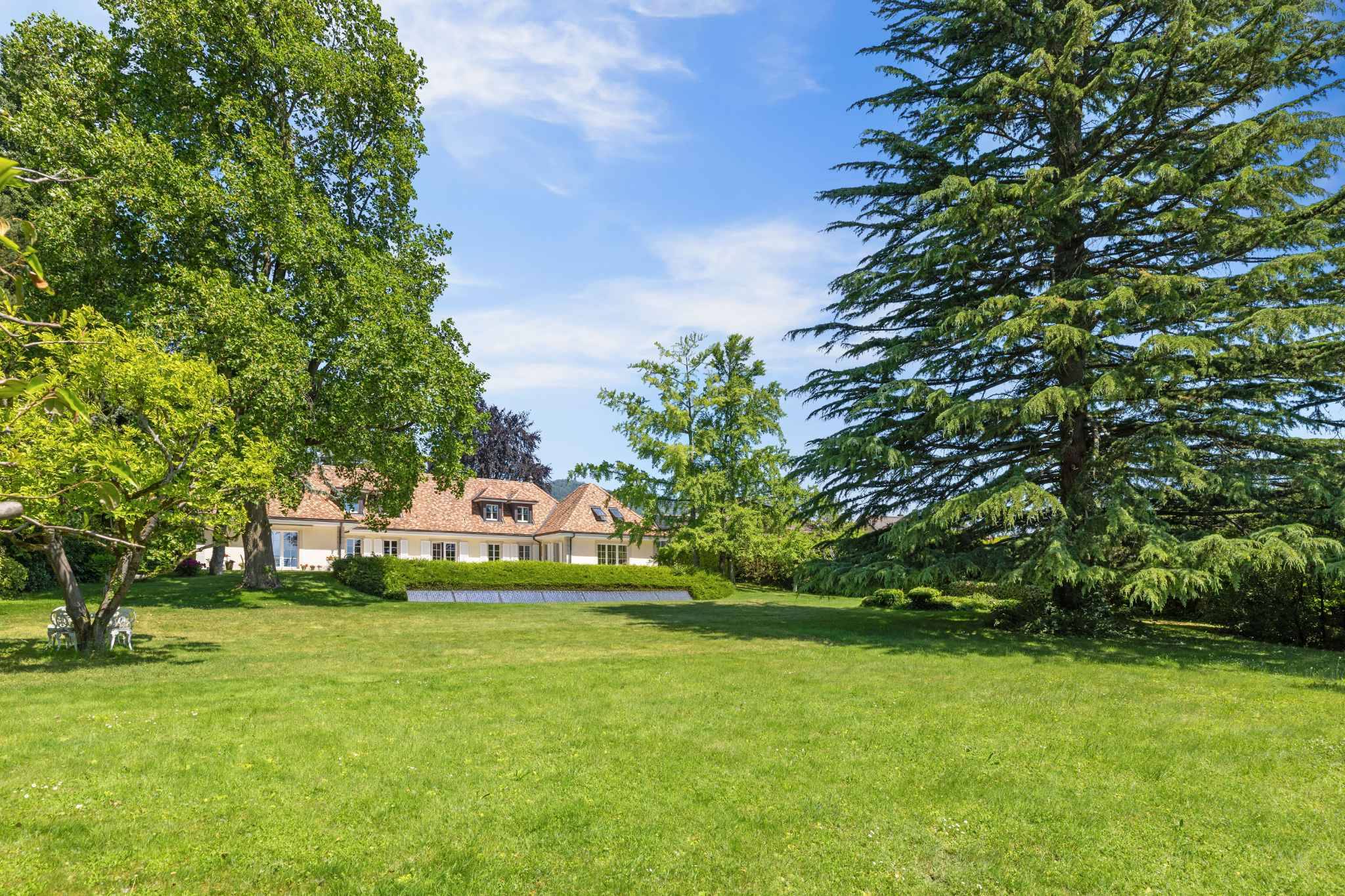 Großes Anwesen mit weitläufigem Garten