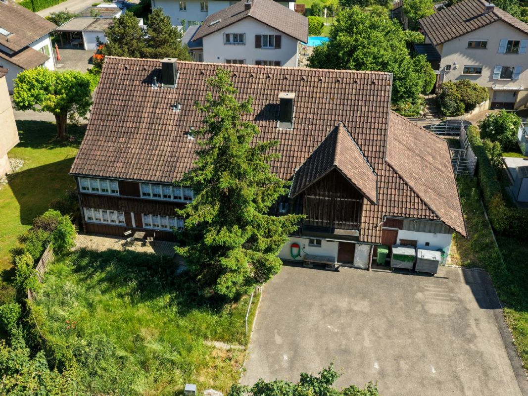 Luftaufnahme eines Wohnhauses mit großem Satteldach und Hof