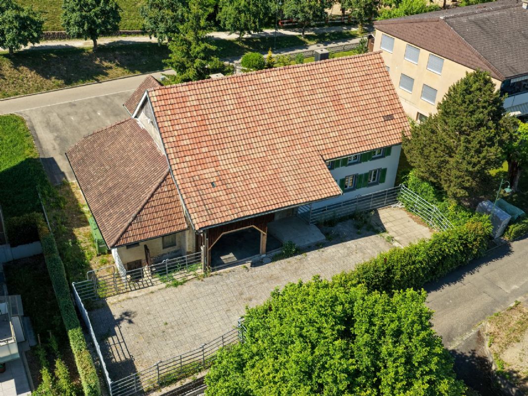 Luftaufnahme eines Einfamilienhauses mit Terrakotta-Dach