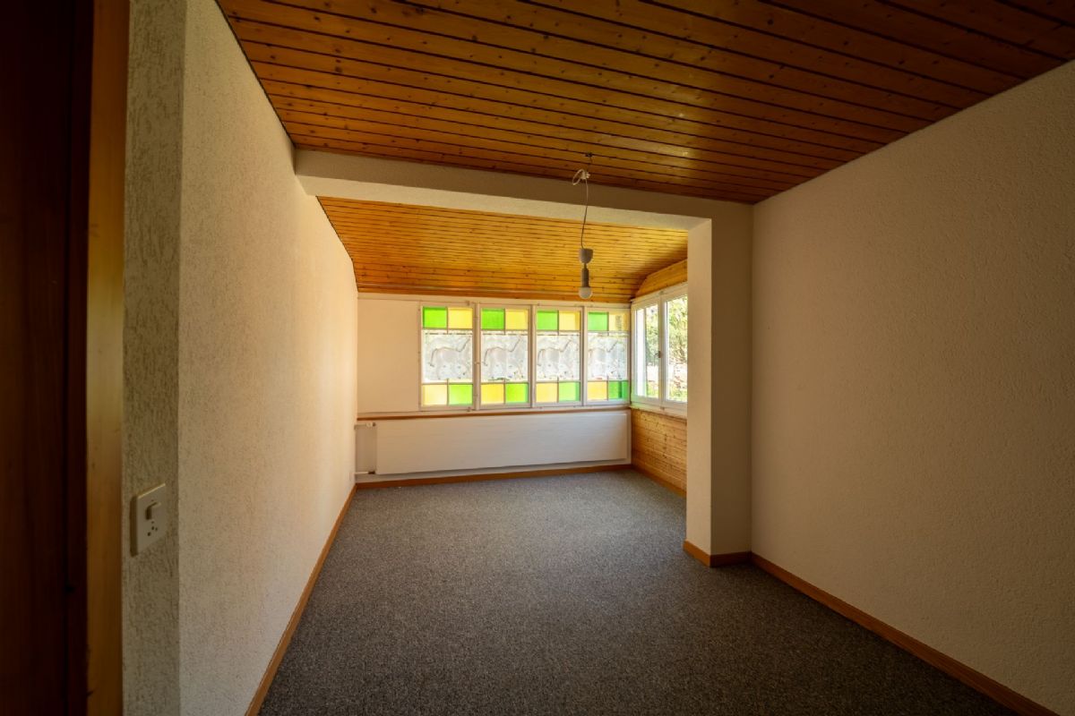 Innenraum mit Teppich und Holzdecke