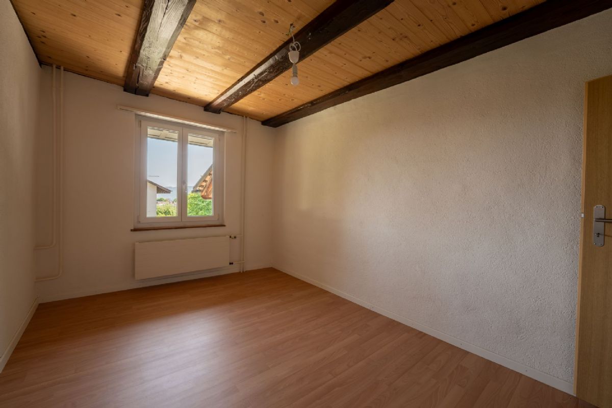 Leerer Innenraum mit Holzdecke