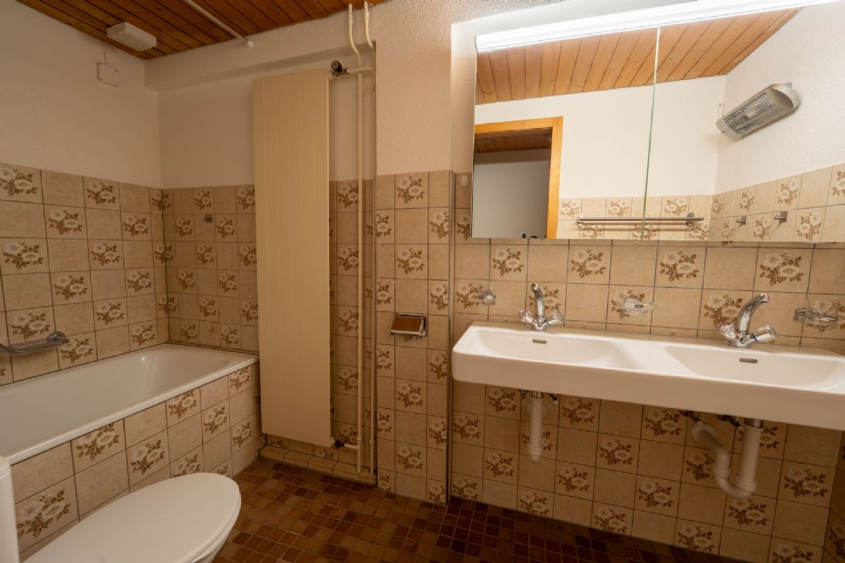 Badezimmer mit Badewanne und Doppelwaschbecken