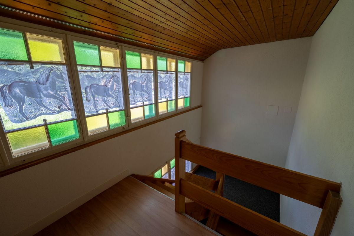 Treppenpodest mit bunten Bleiglasfenstern